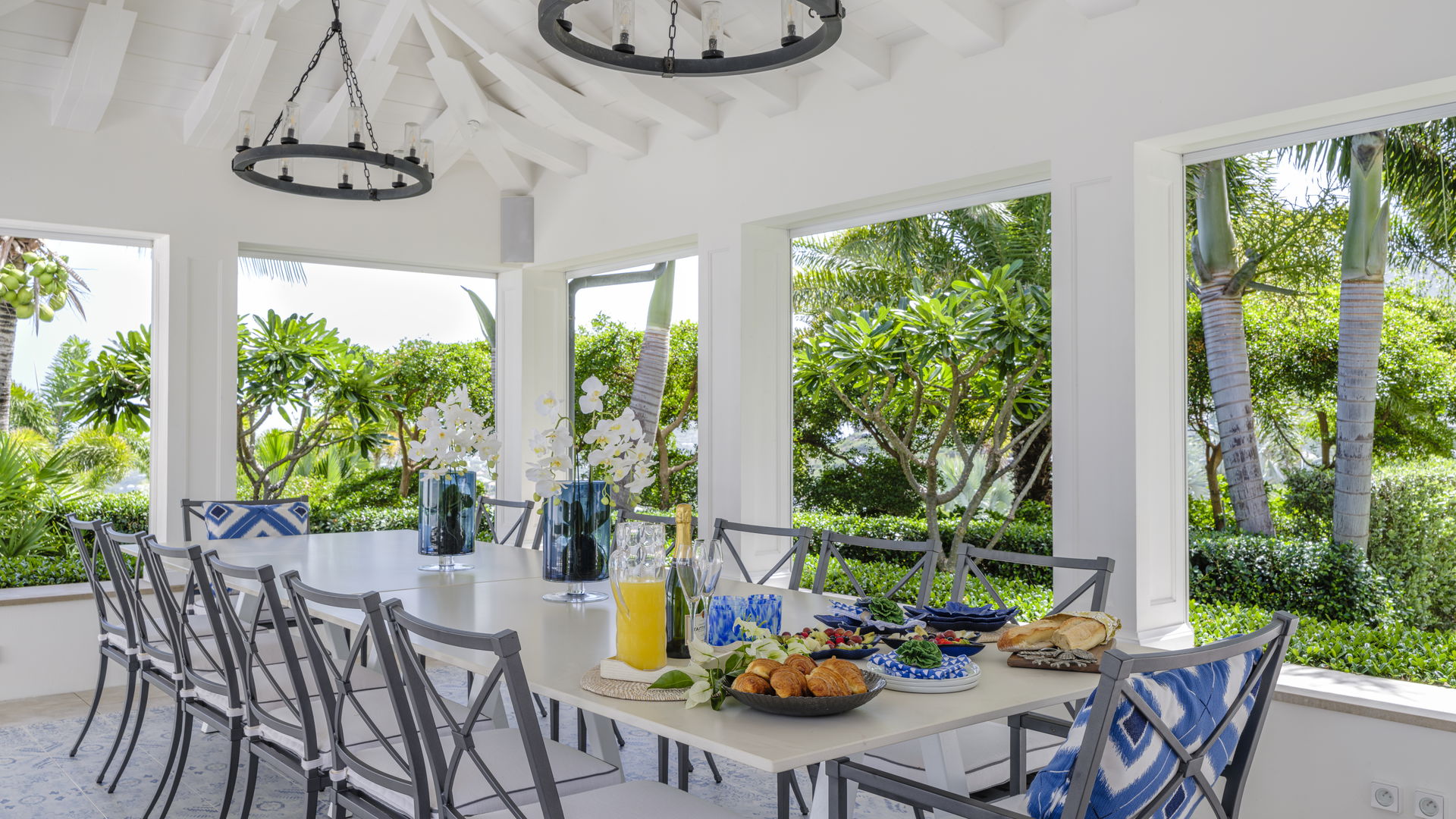 KITCHEN & DINING AREA