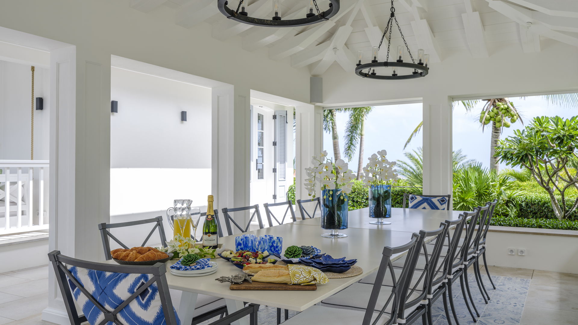 KITCHEN & DINING AREA