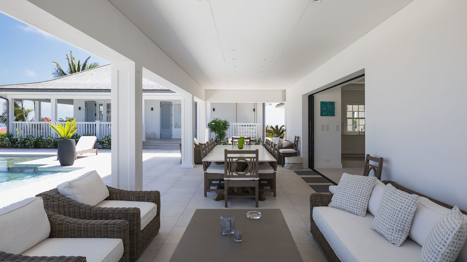 OUTDOOR LOUNGE AREA