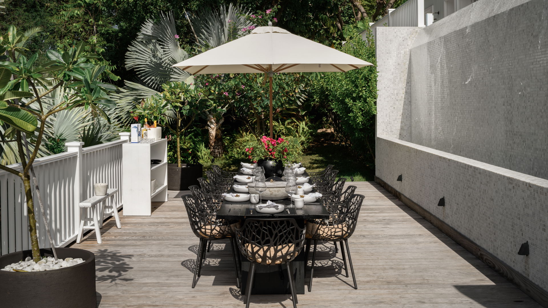 OUTDOOR DINING AREA