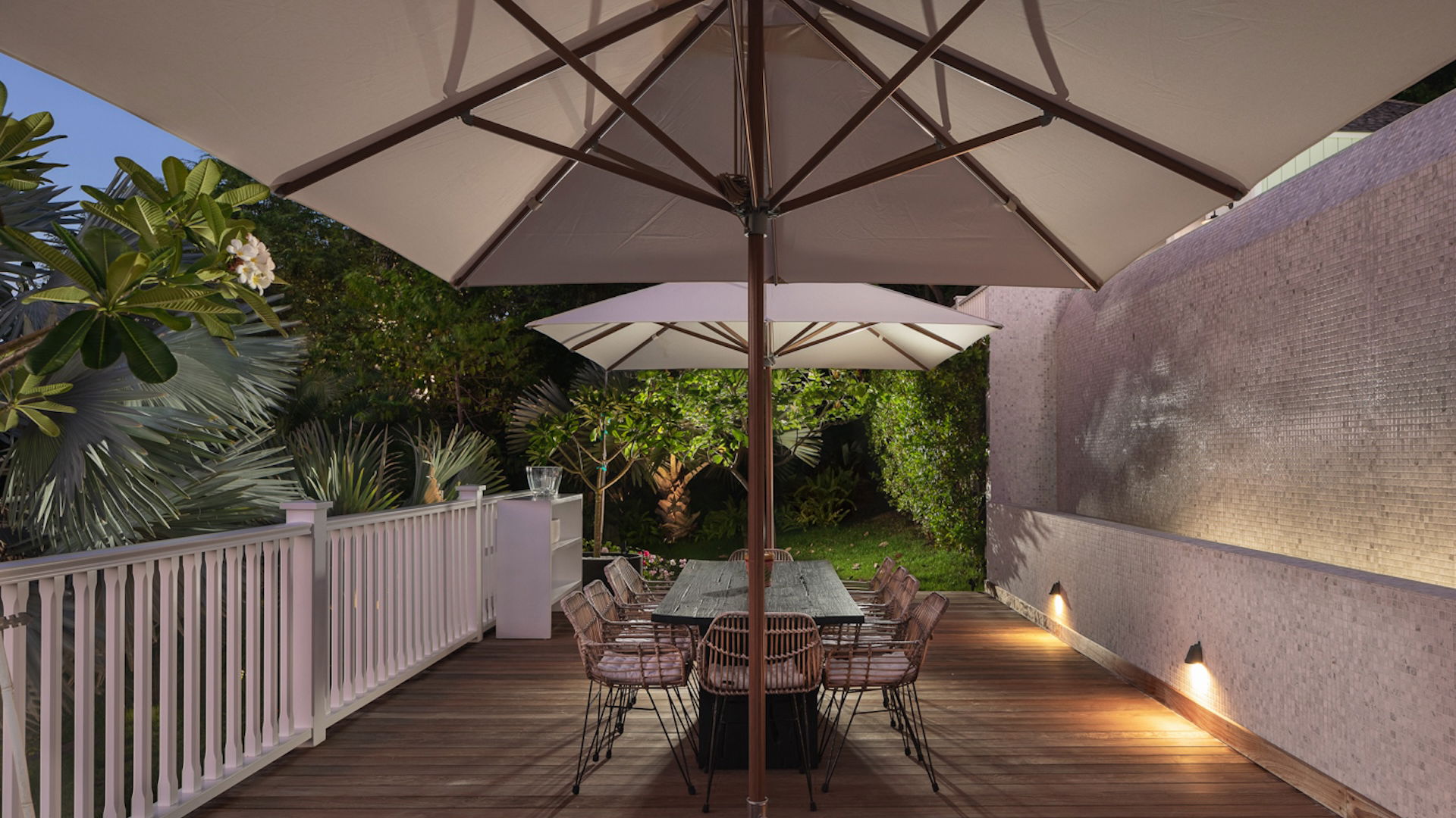 OUTDOOR DINING AREA