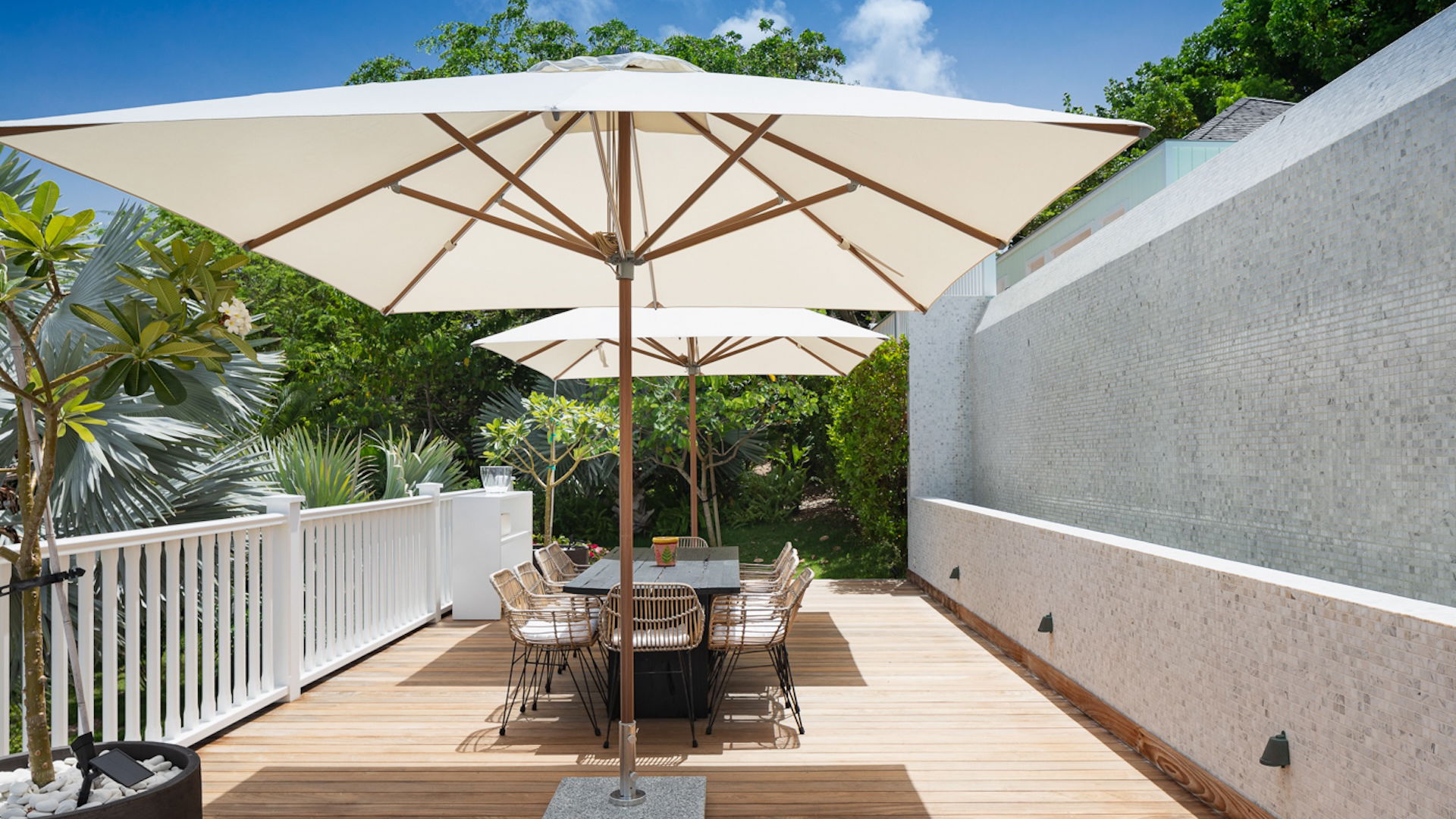 OUTDOOR DINING AREA