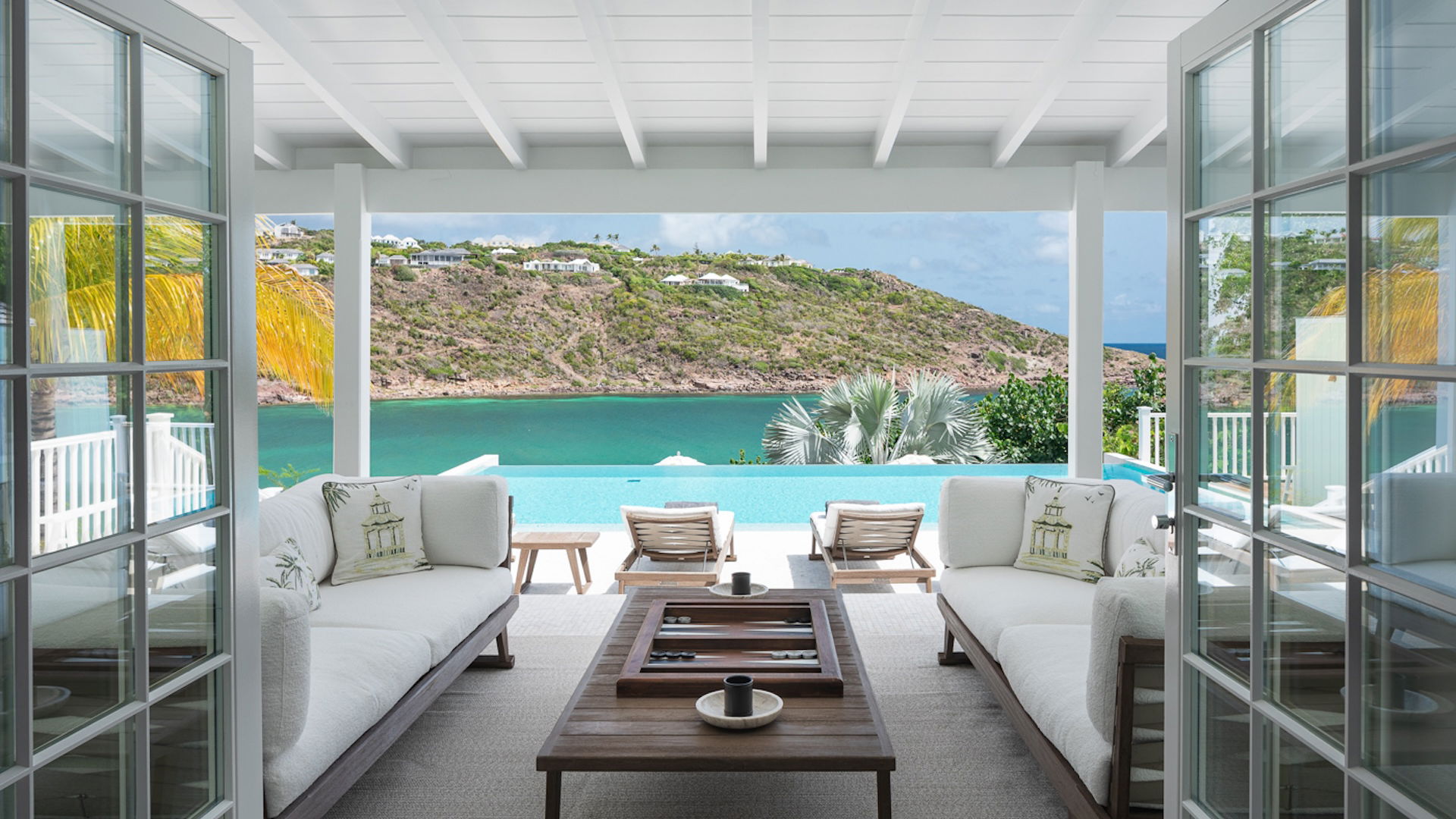 OUTDOOR LOUNGE AREA