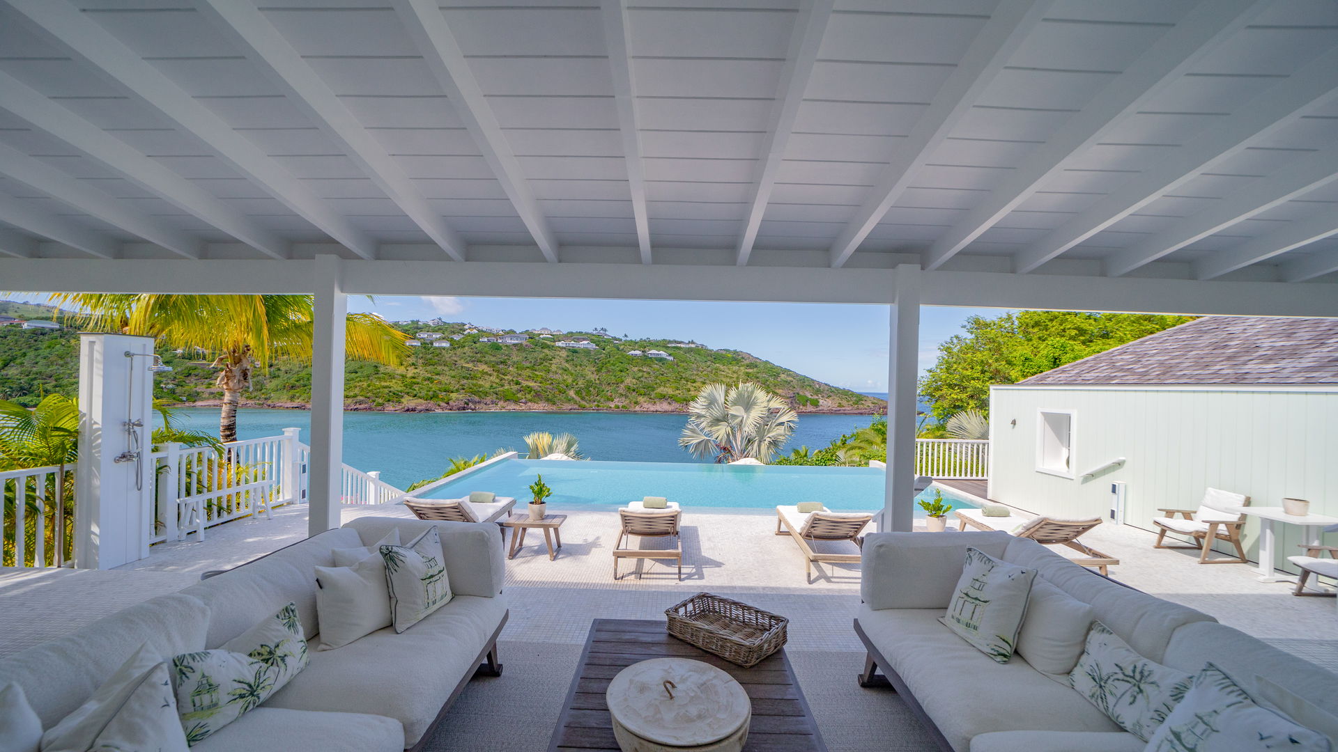 OUTDOOR LOUNGE AREA