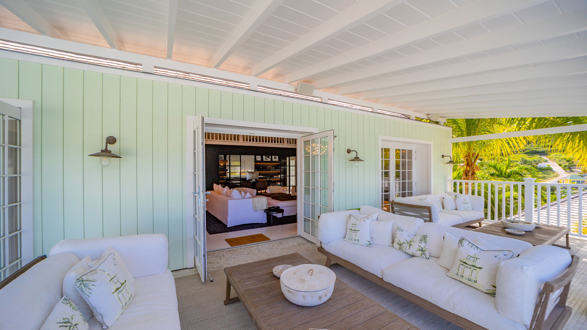 OUTDOOR LOUNGE AREA