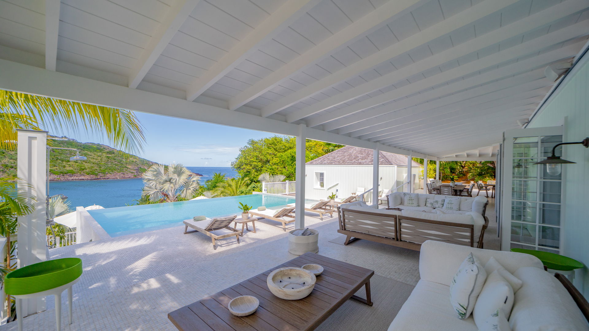 OUTDOOR LOUNGE AREA