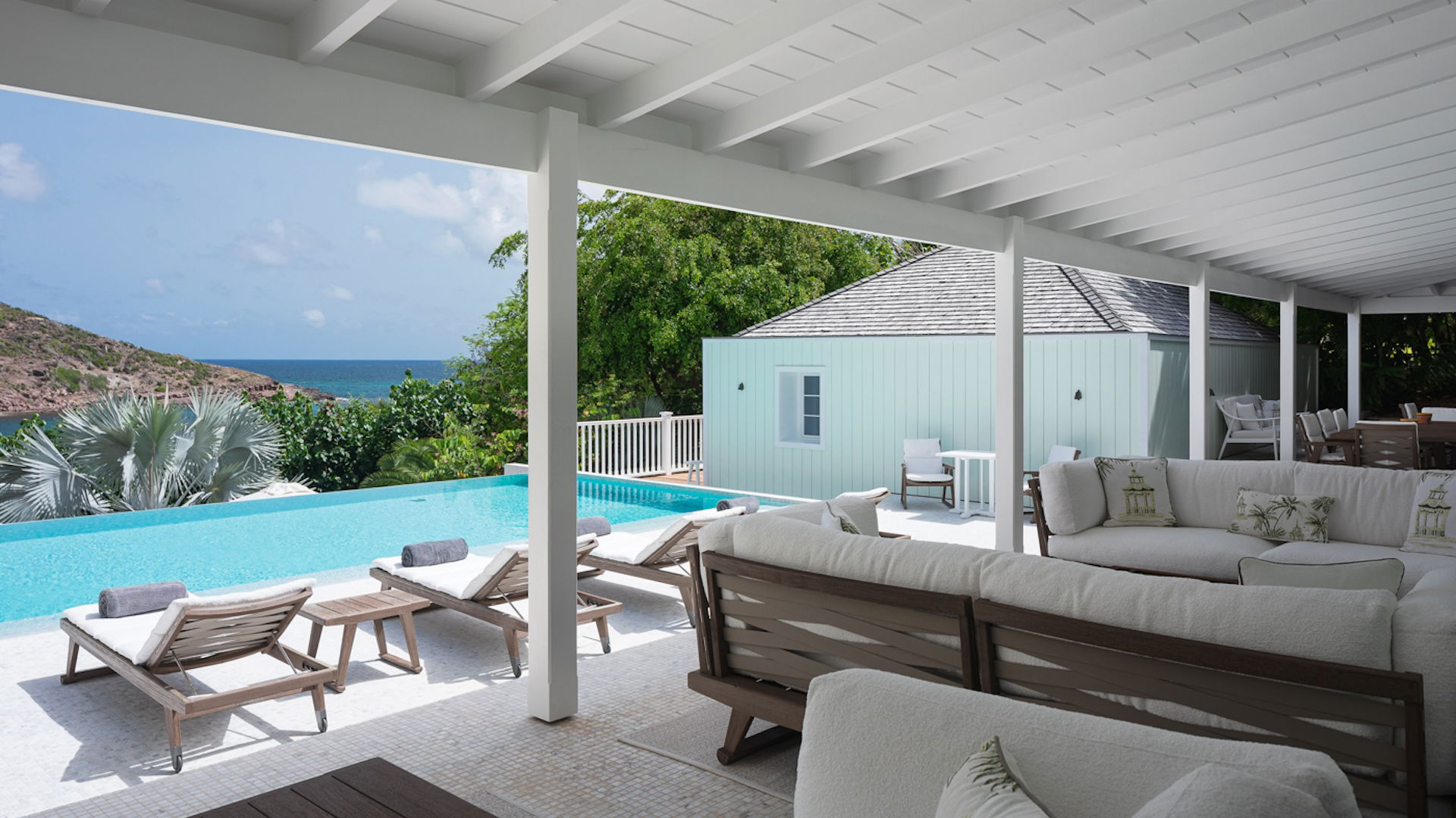 OUTDOOR LOUNGE AREA