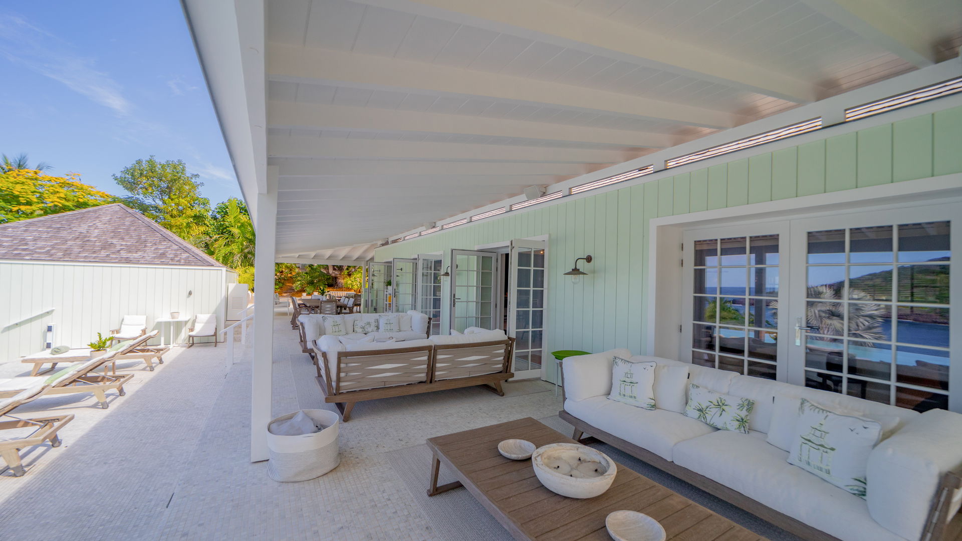 OUTDOOR LOUNGE AREA