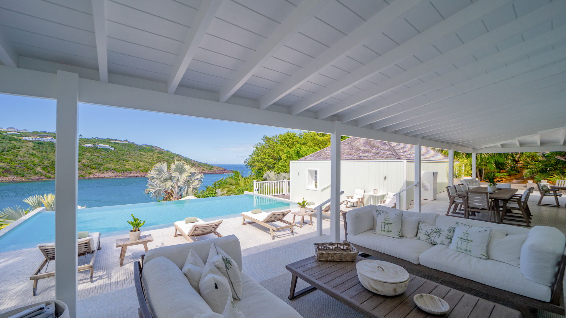 OUTDOOR LOUNGE AREA