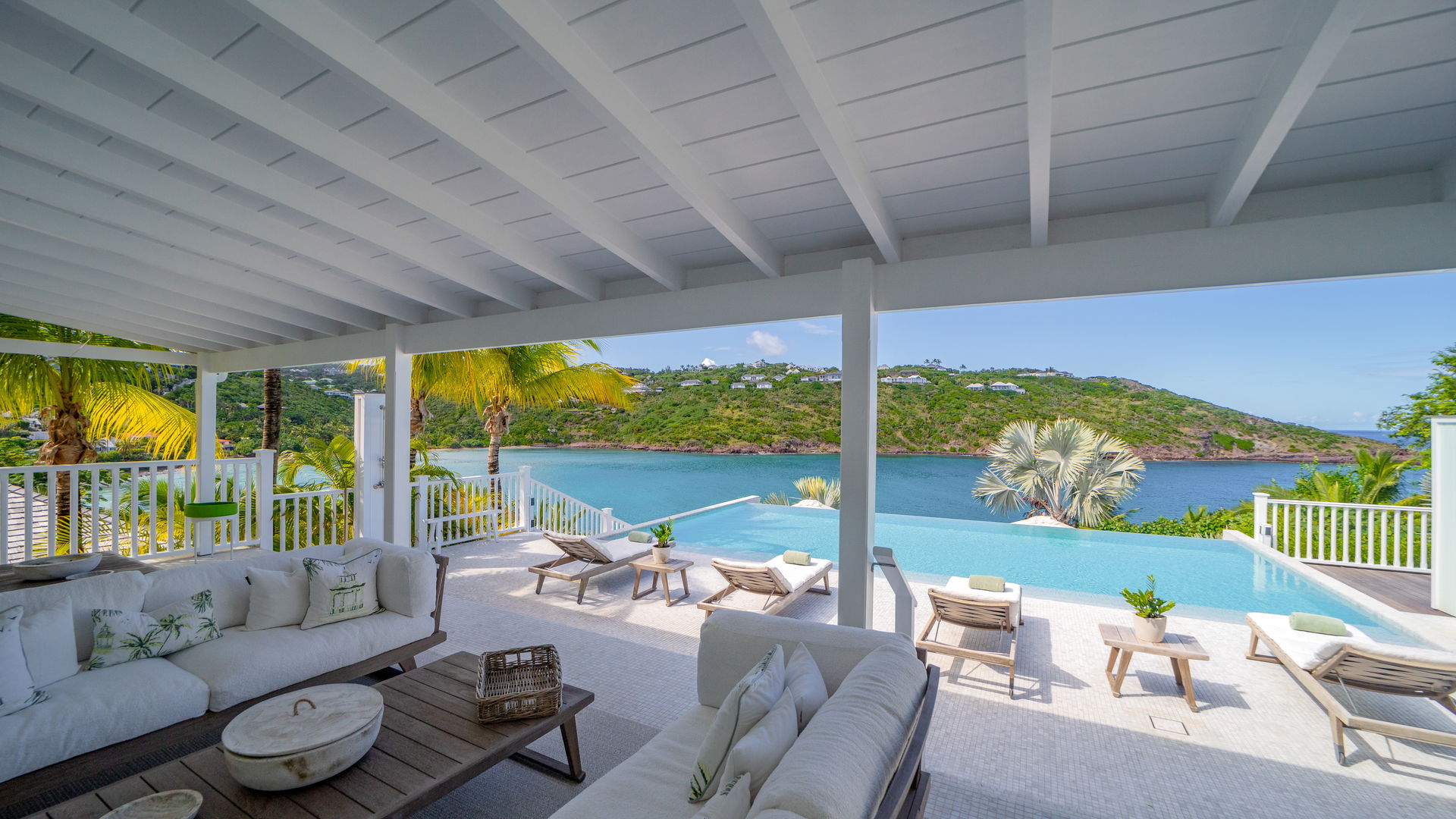 OUTDOOR LOUNGE AREA