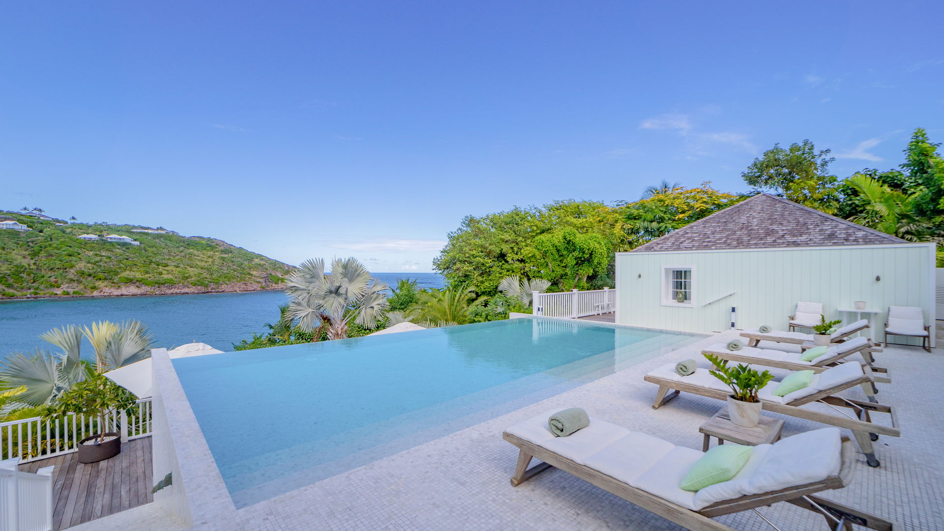 POOL & TERRACE