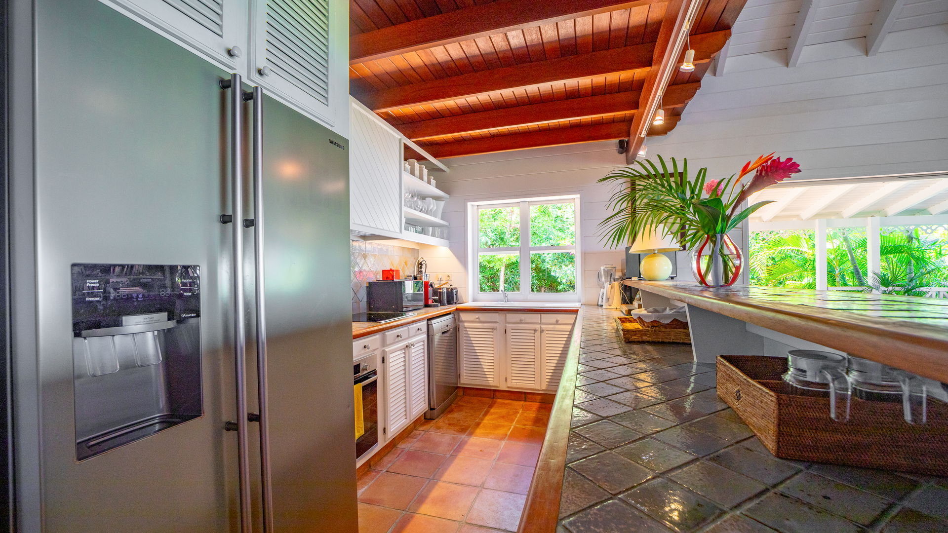 KITCHEN & DINING AREA