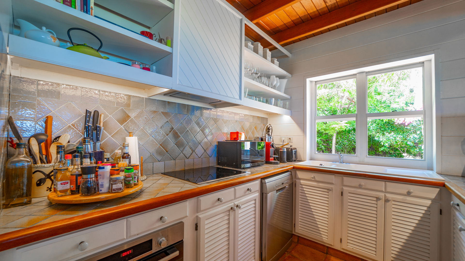 KITCHEN & DINING AREA
