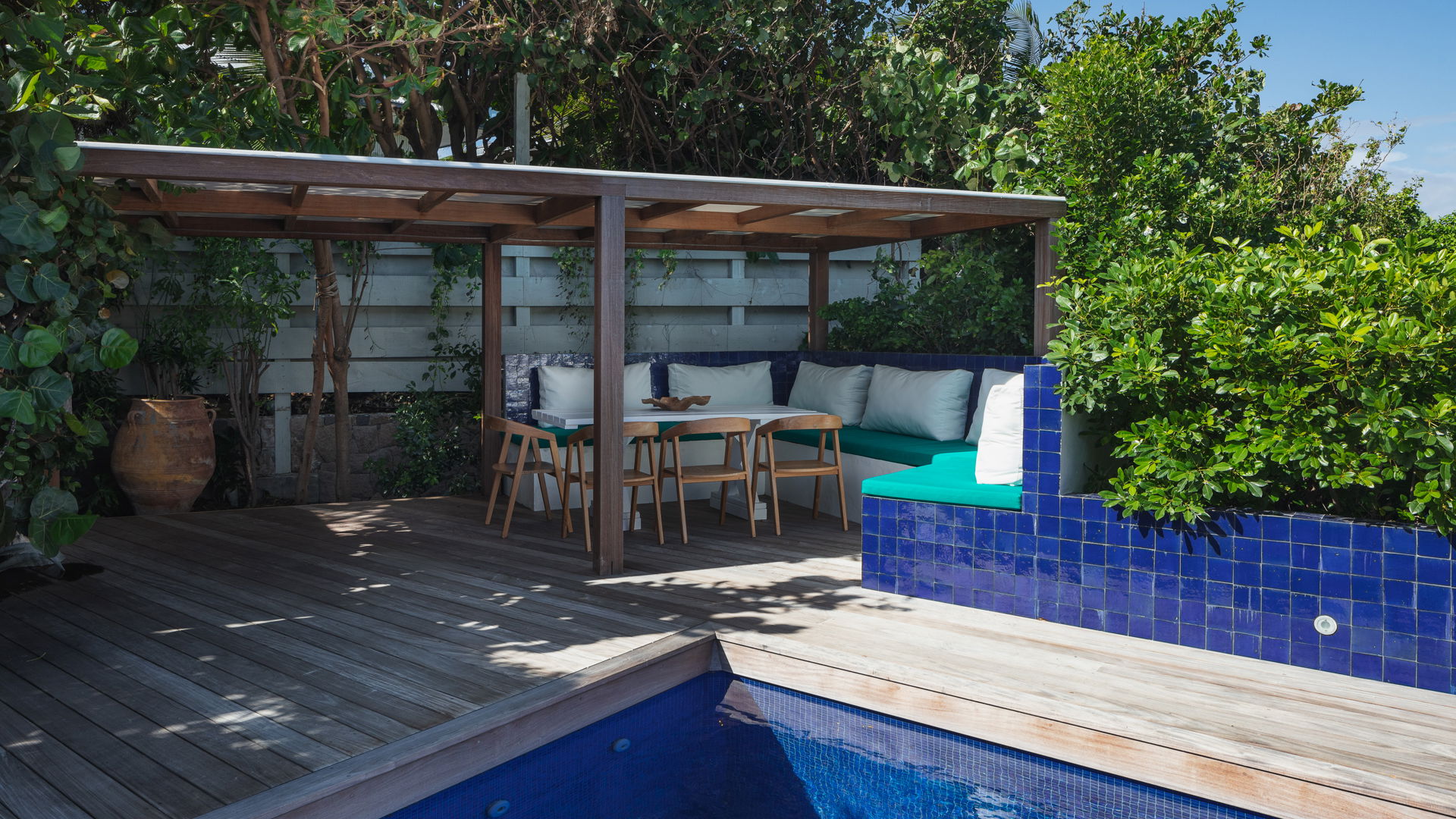 POOL & TERRACE