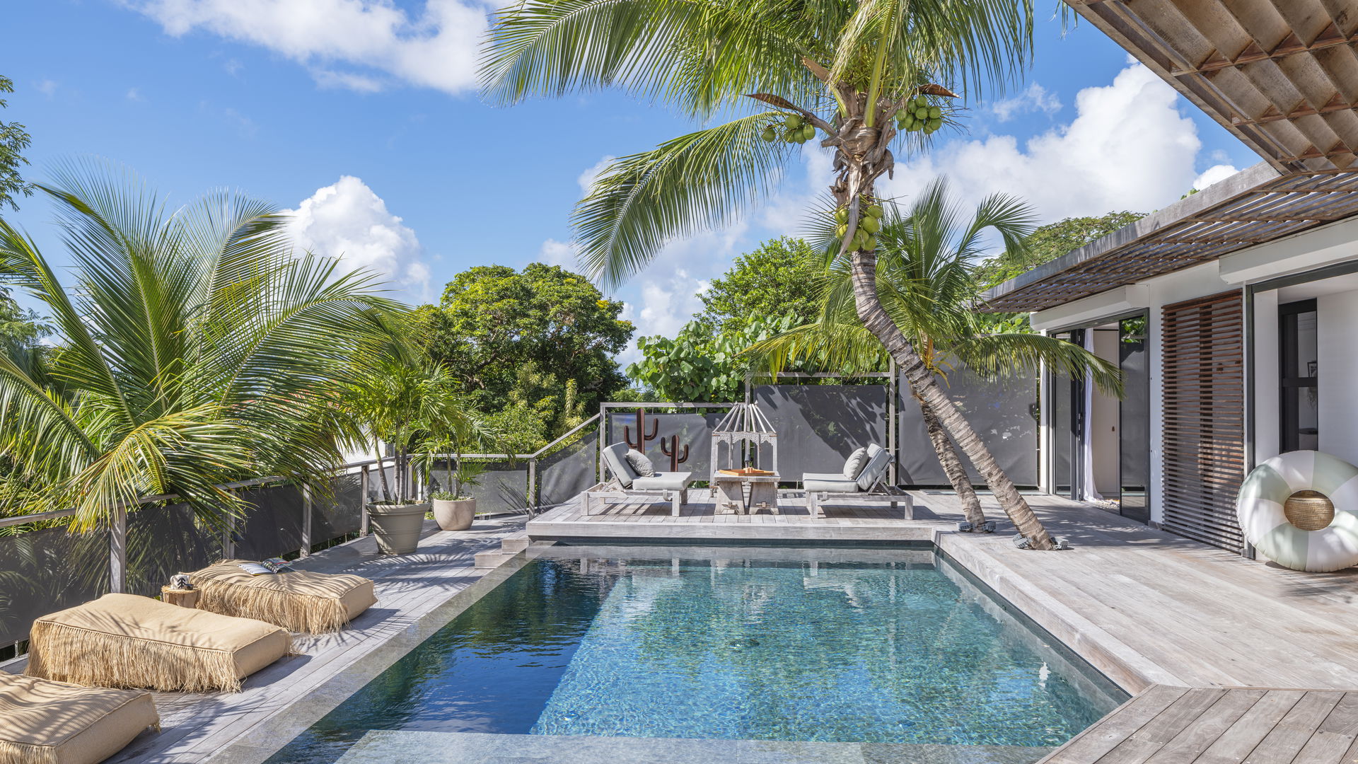 POOL & TERRACE