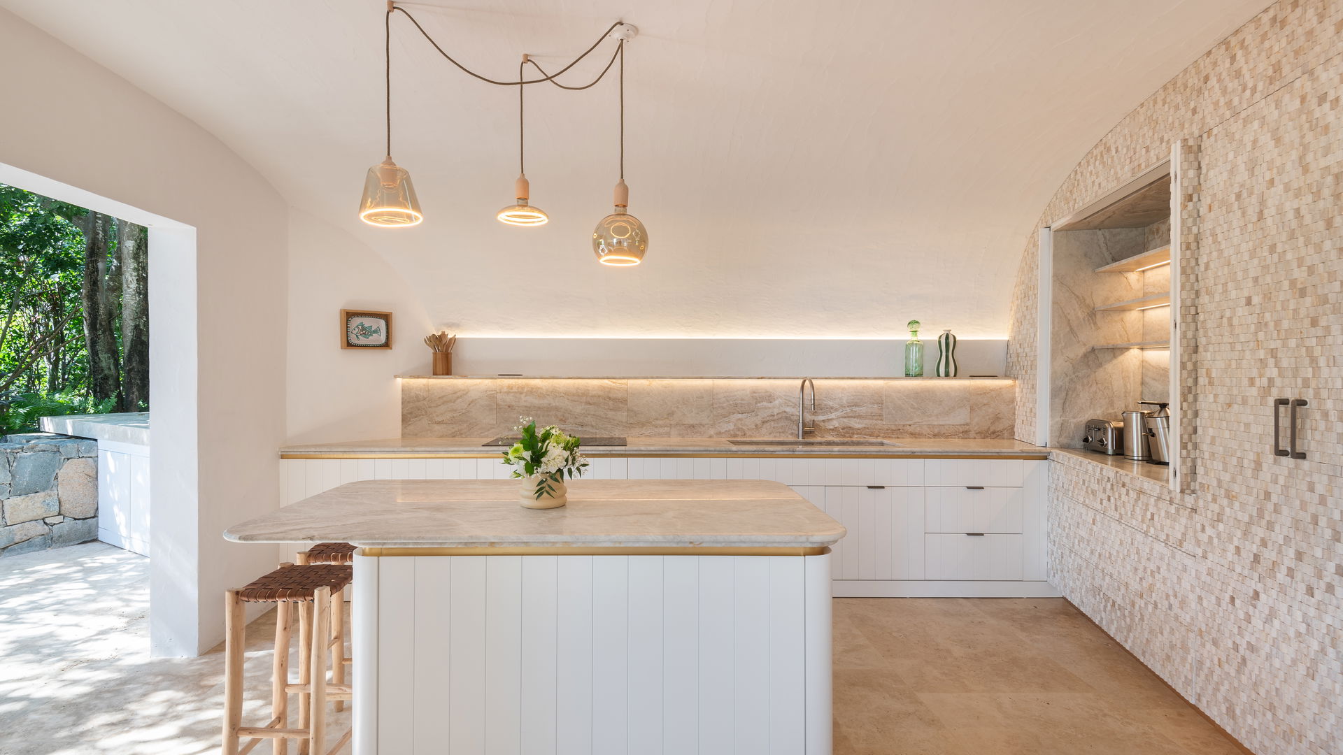 KITCHEN & DINING AREA