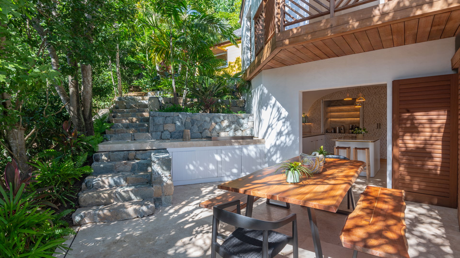 KITCHEN & DINING AREA