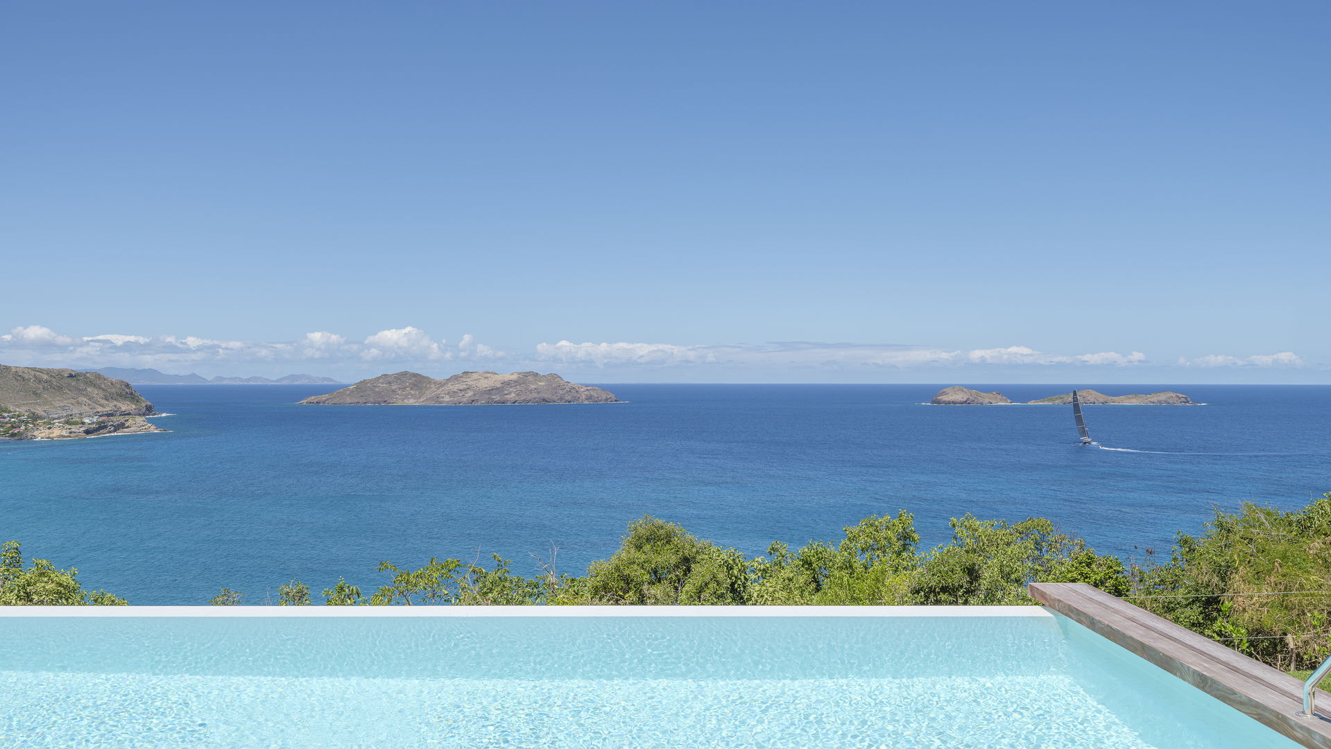POOL & TERRACE