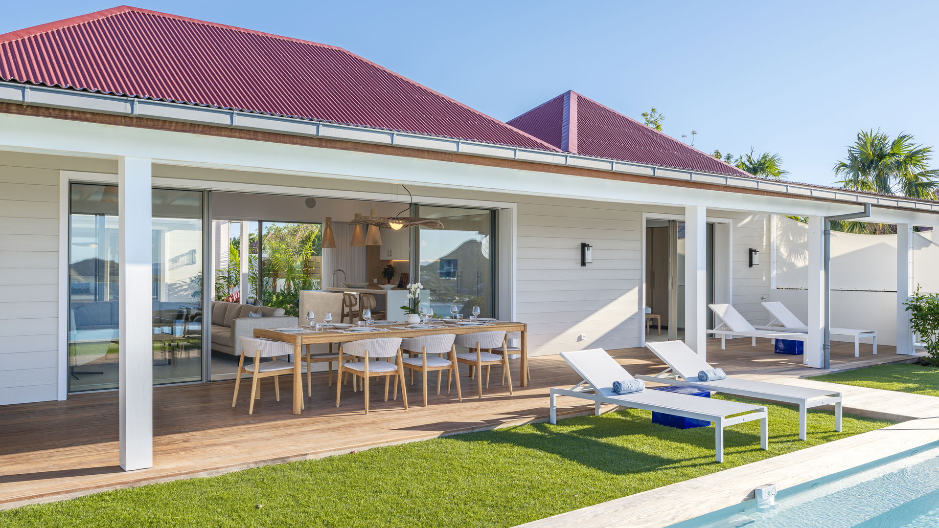 POOL & TERRACE