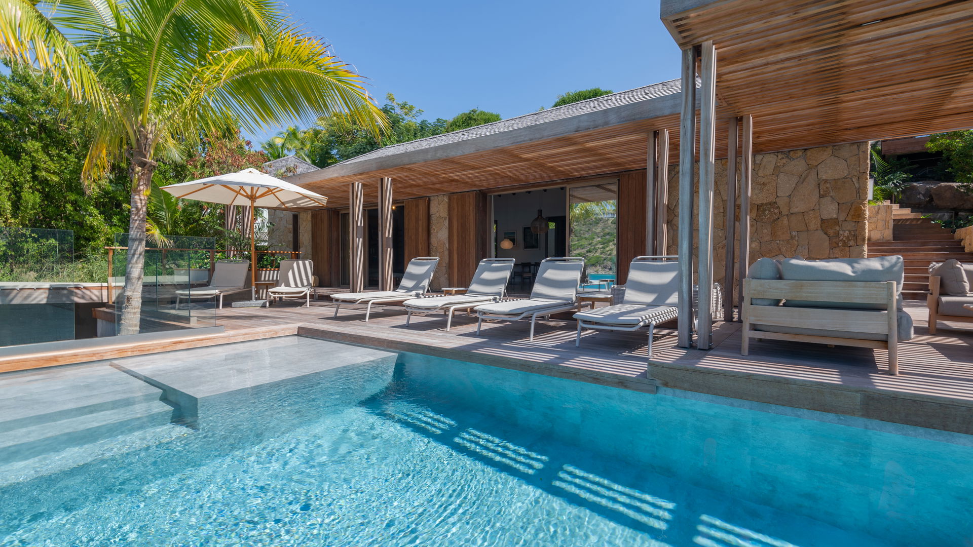 POOL & TERRACE