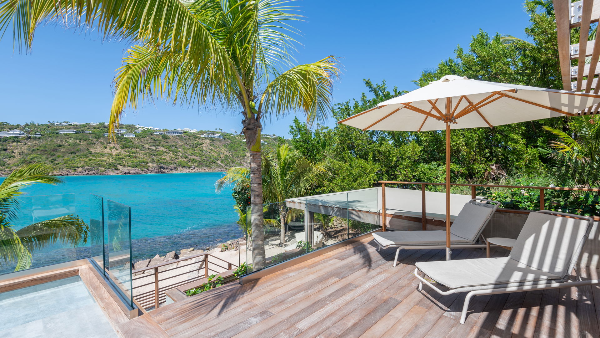 POOL & TERRACE