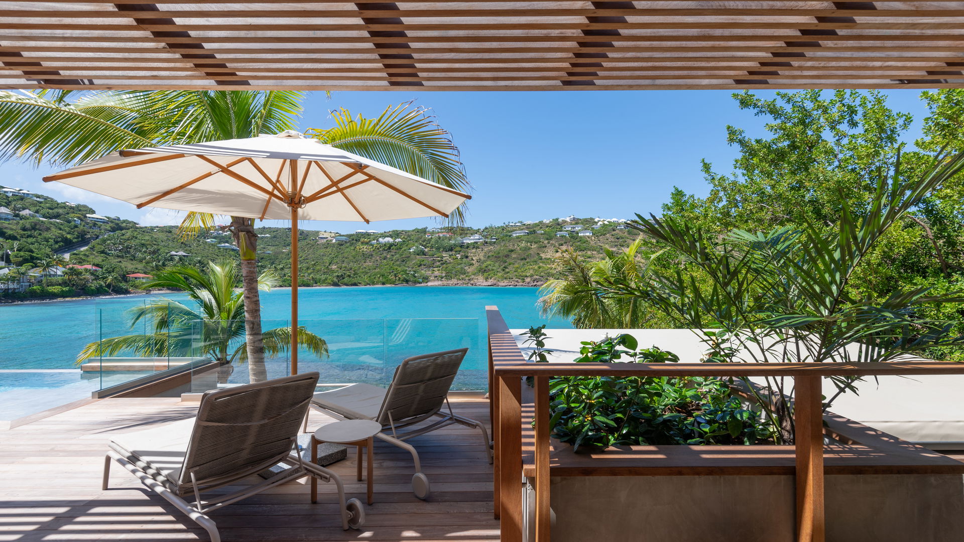POOL & TERRACE