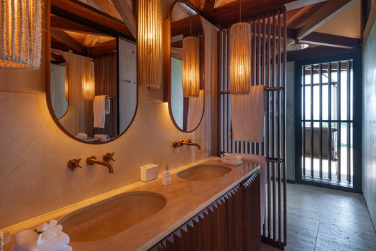 VILLA MANOIR VOLTAIRE BEDROOM1 5