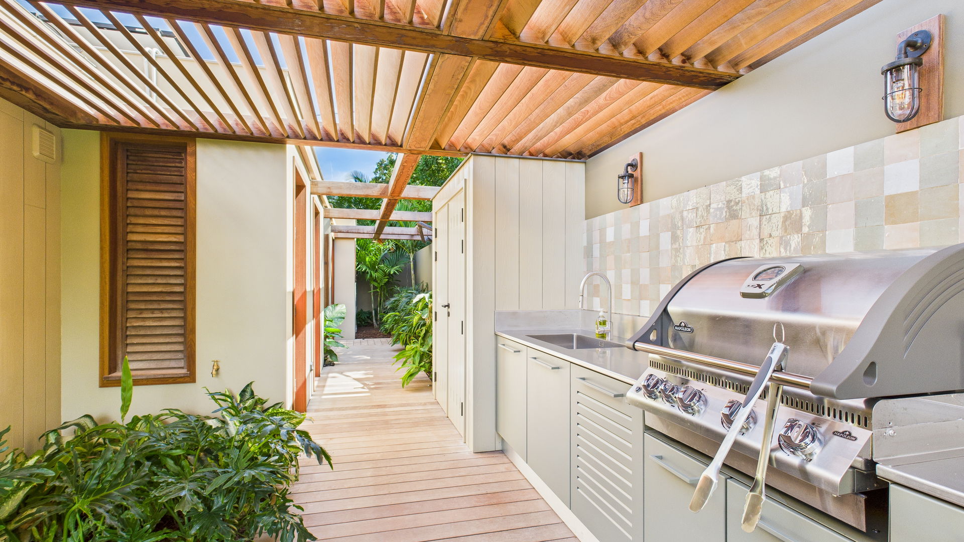 KITCHEN & DINING AREA