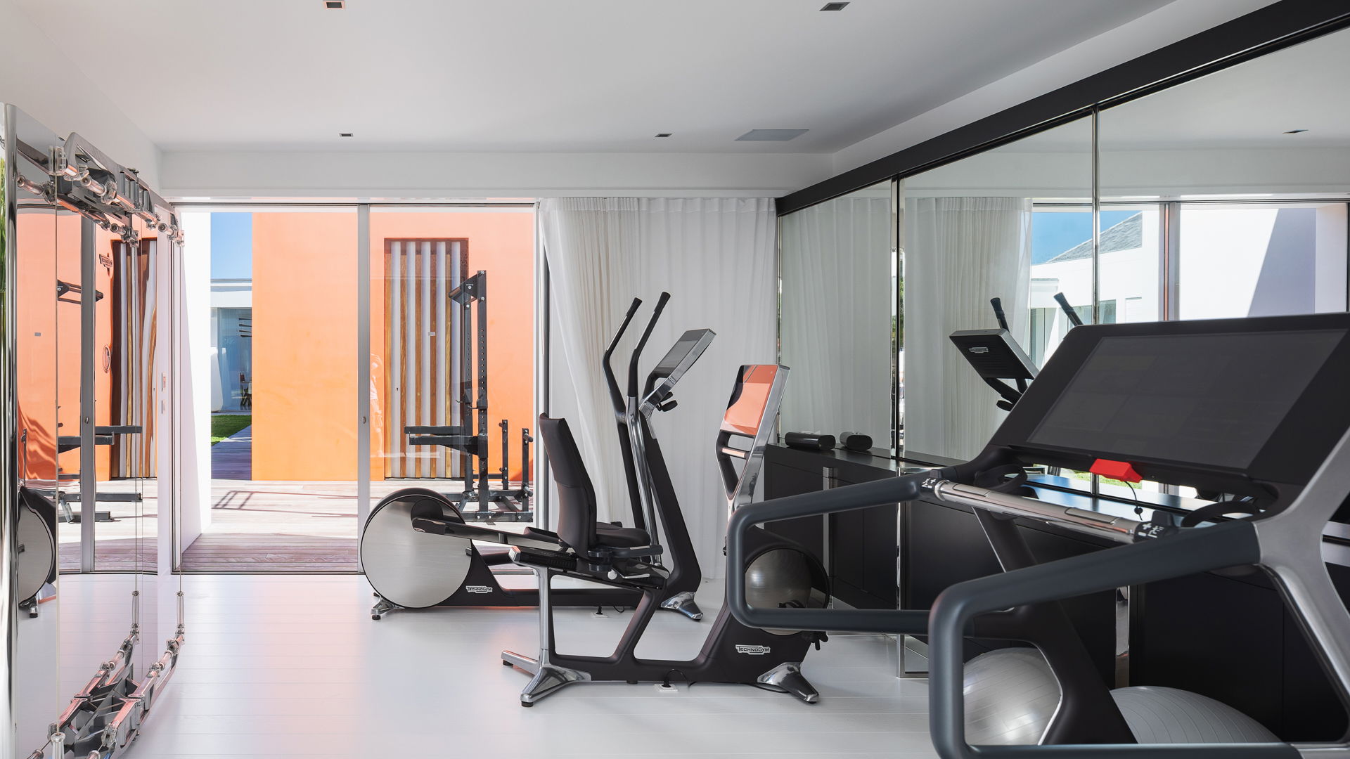 FITNESS ROOM