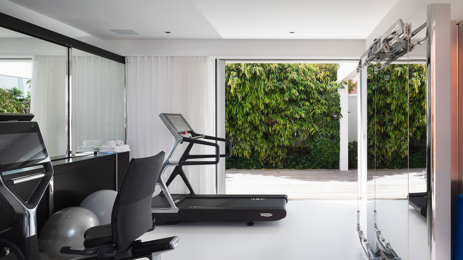 FITNESS ROOM