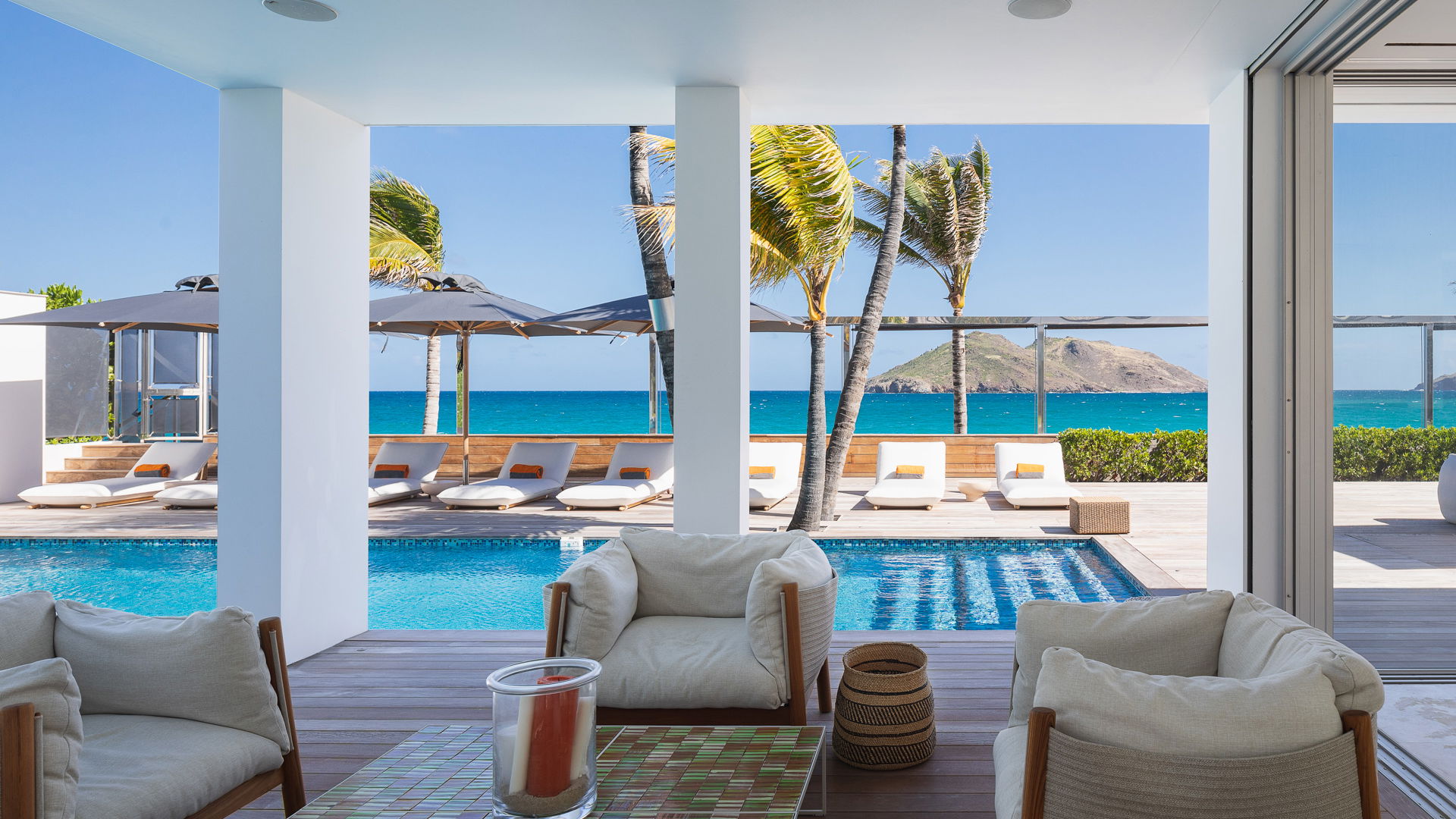 OUTDOOR LOUNGE AREA
