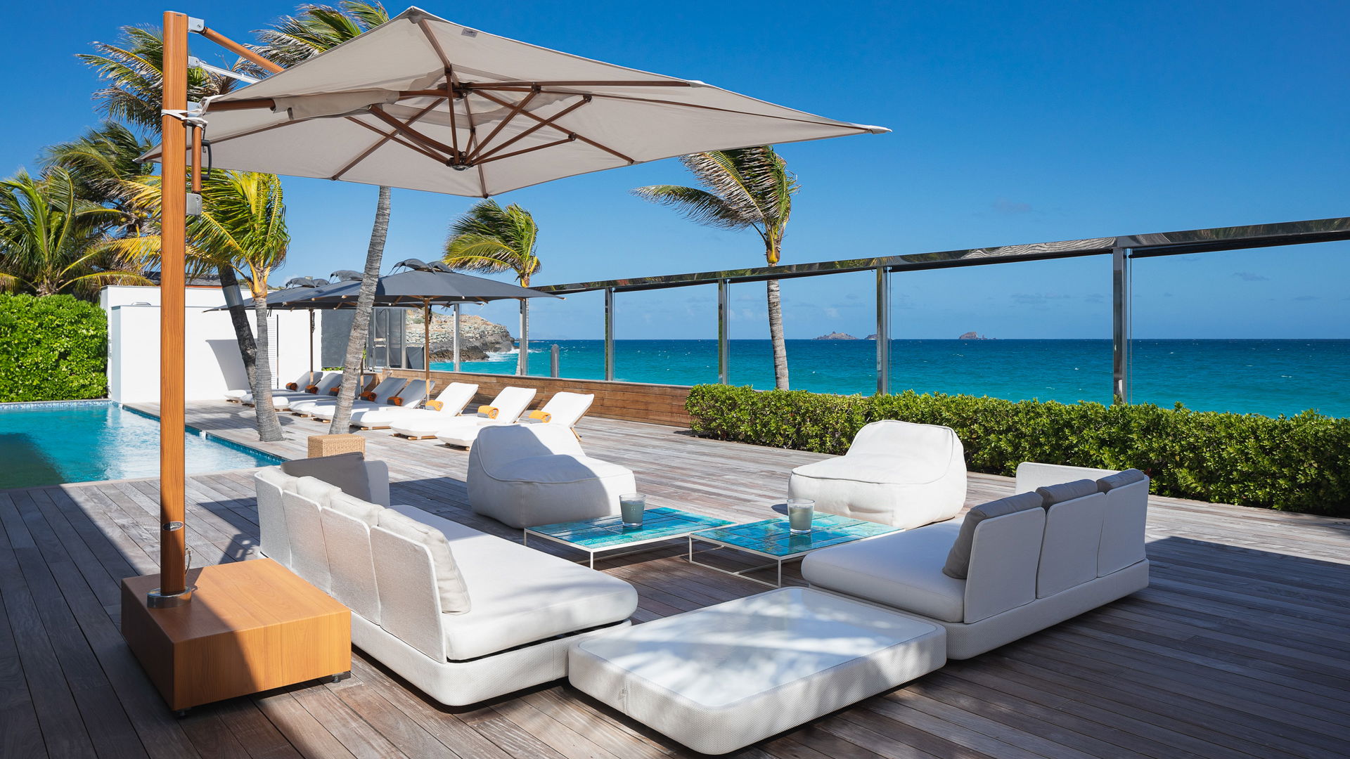 OUTDOOR LOUNGE AREA