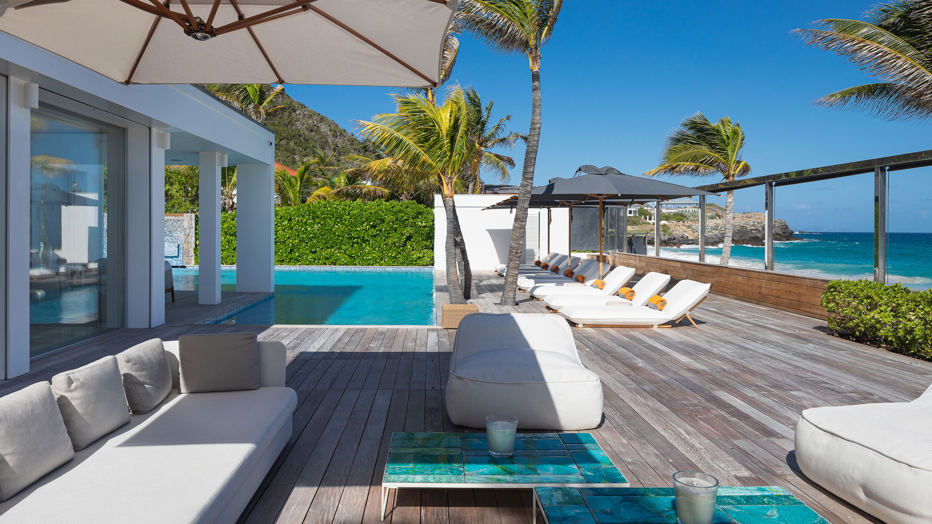 OUTDOOR LOUNGE AREA