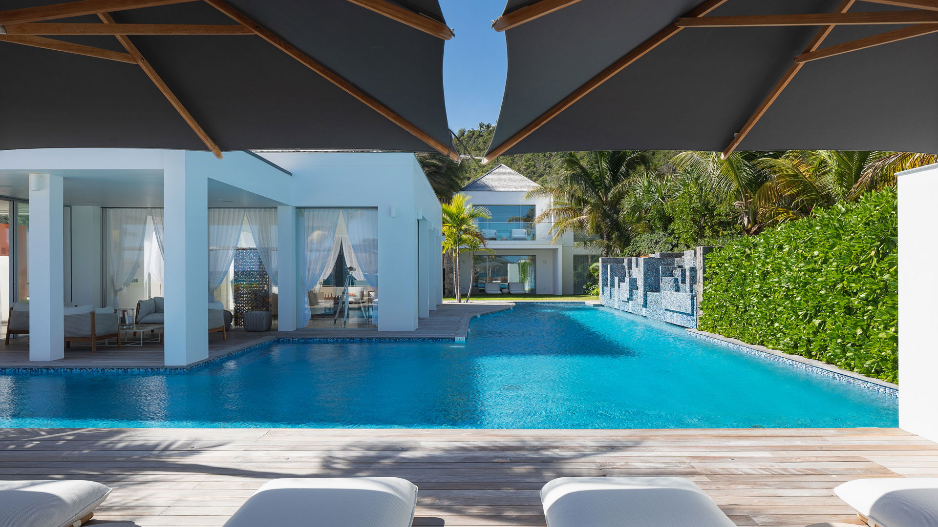 POOL & TERRACE