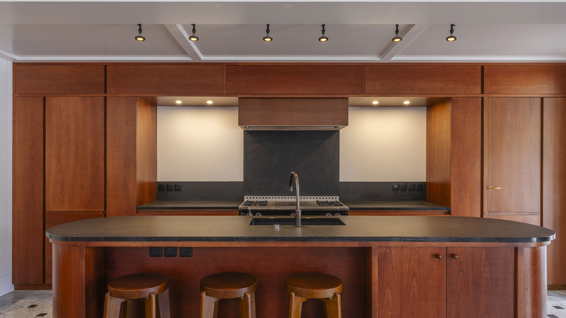 KITCHEN & DINING AREA