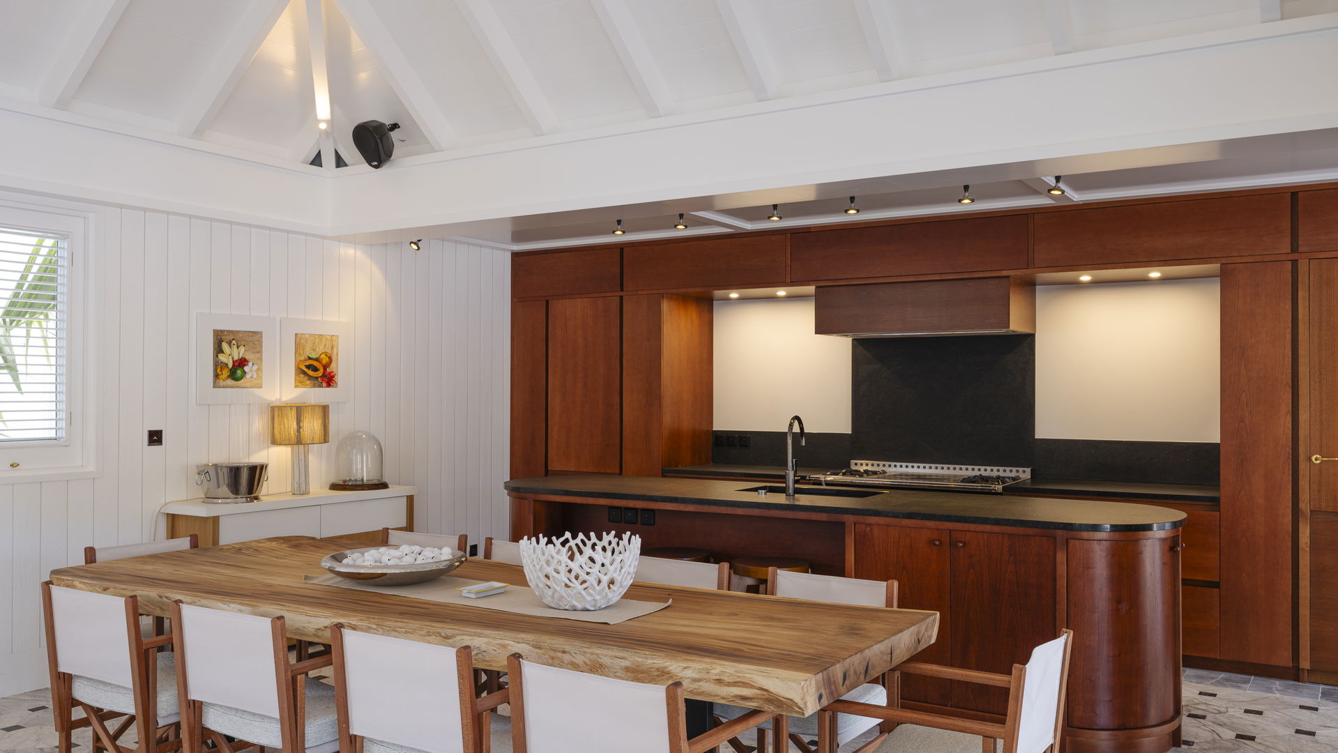 KITCHEN & DINING AREA