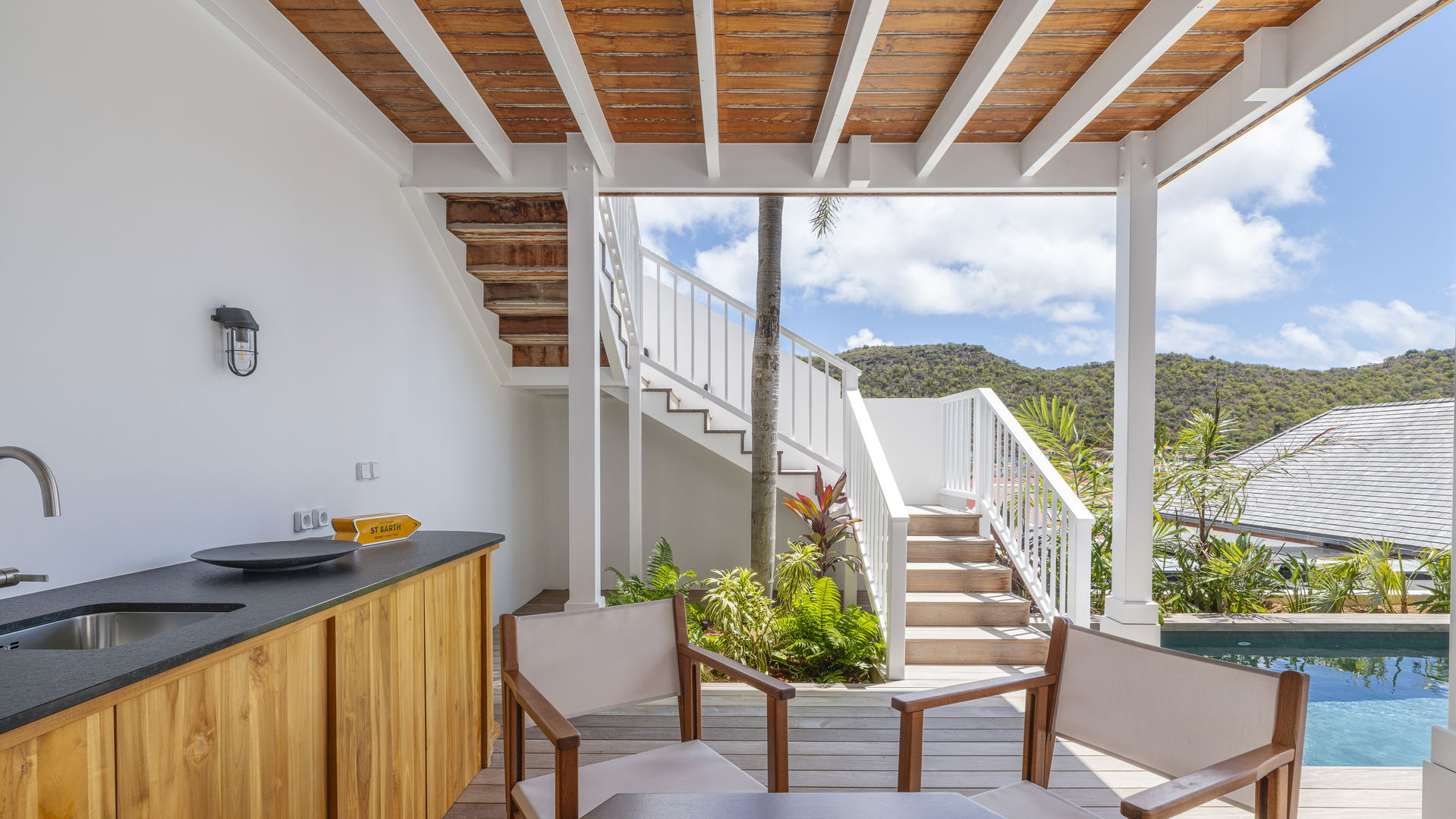 OUTDOOR LOUNGE AREA