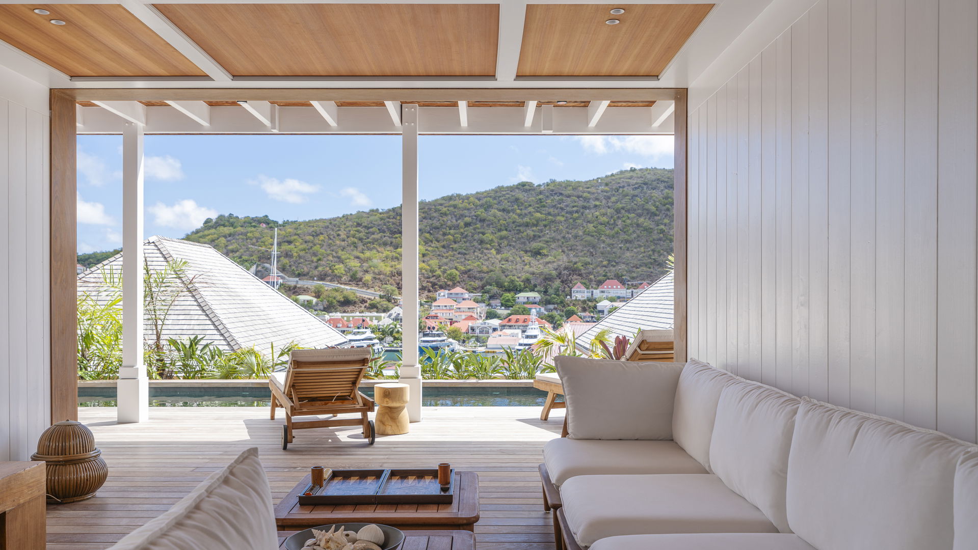 OUTDOOR LOUNGE AREA