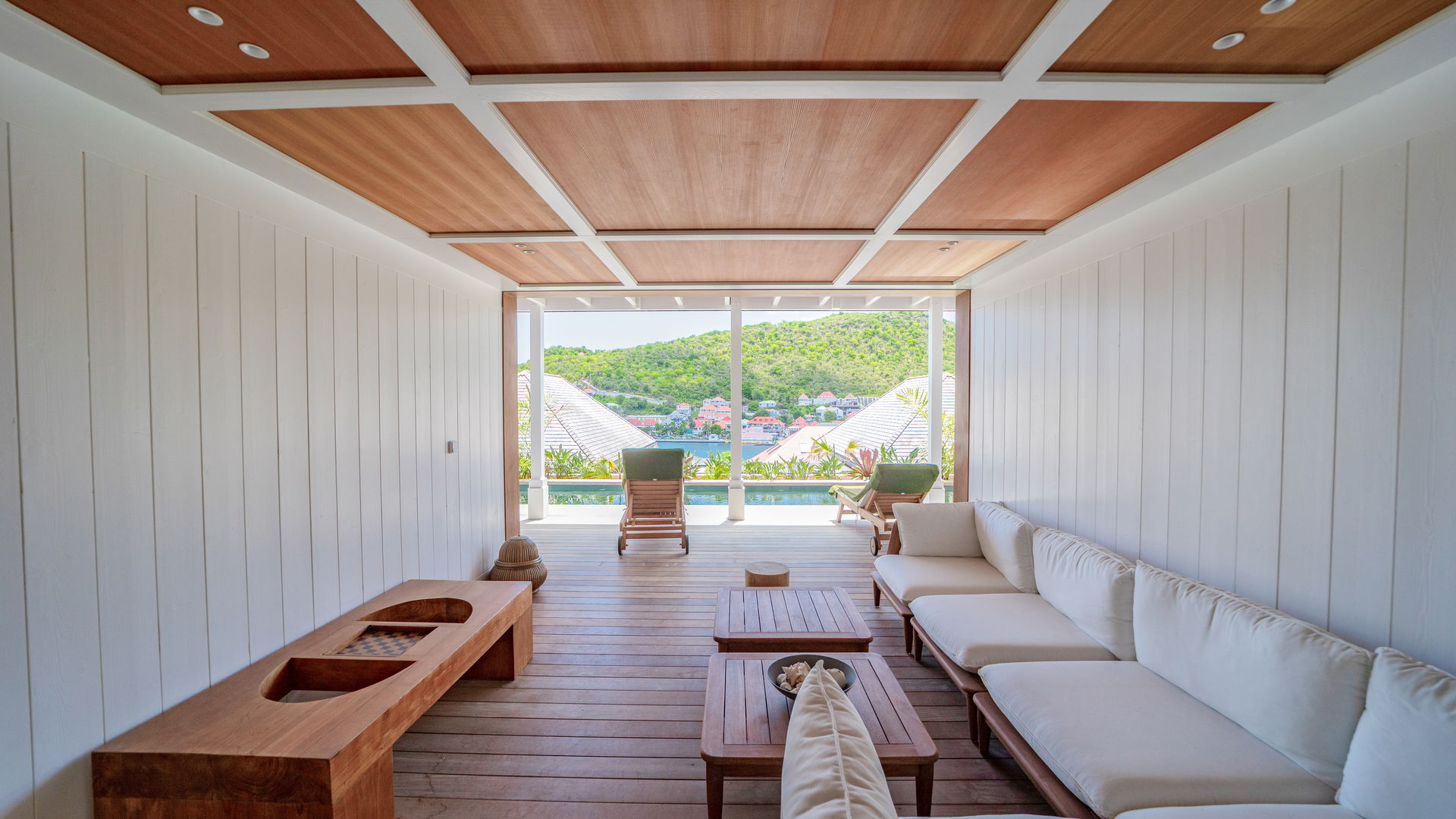 OUTDOOR LOUNGE AREA