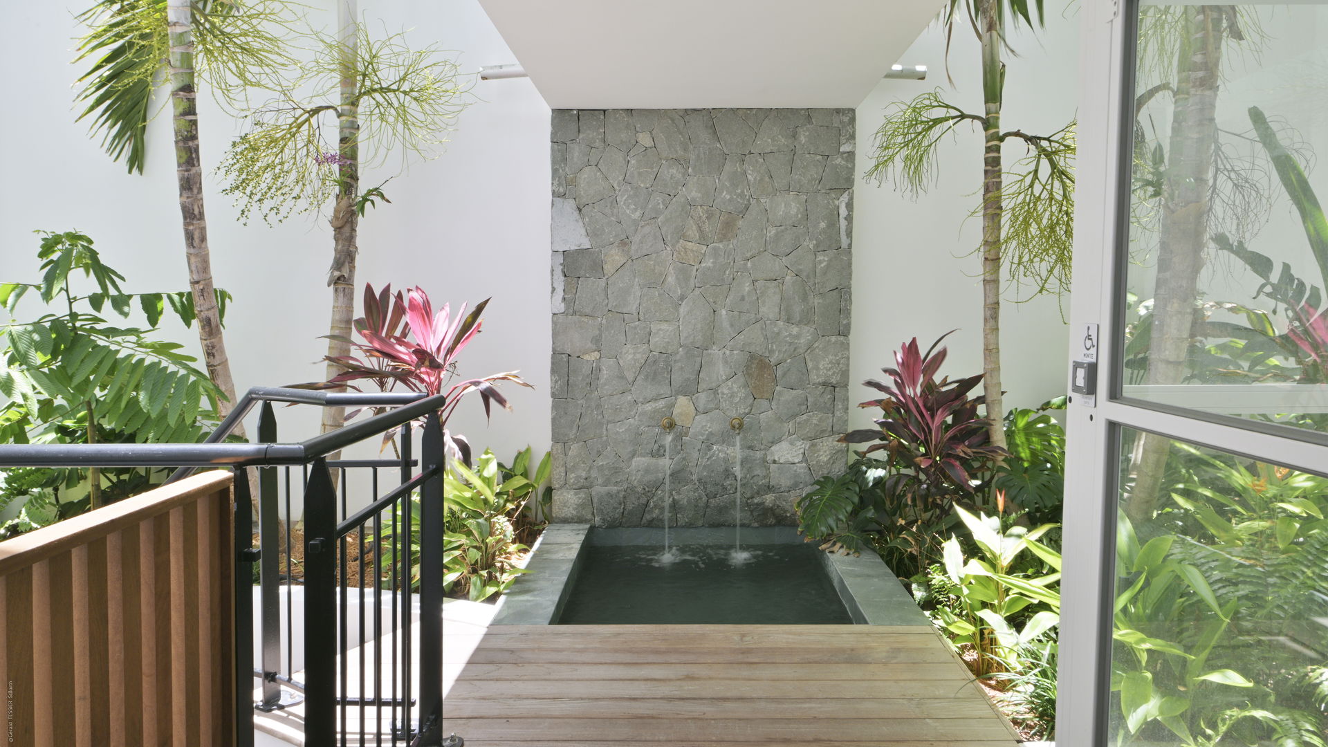 OUTDOOR LOUNGE AREA
