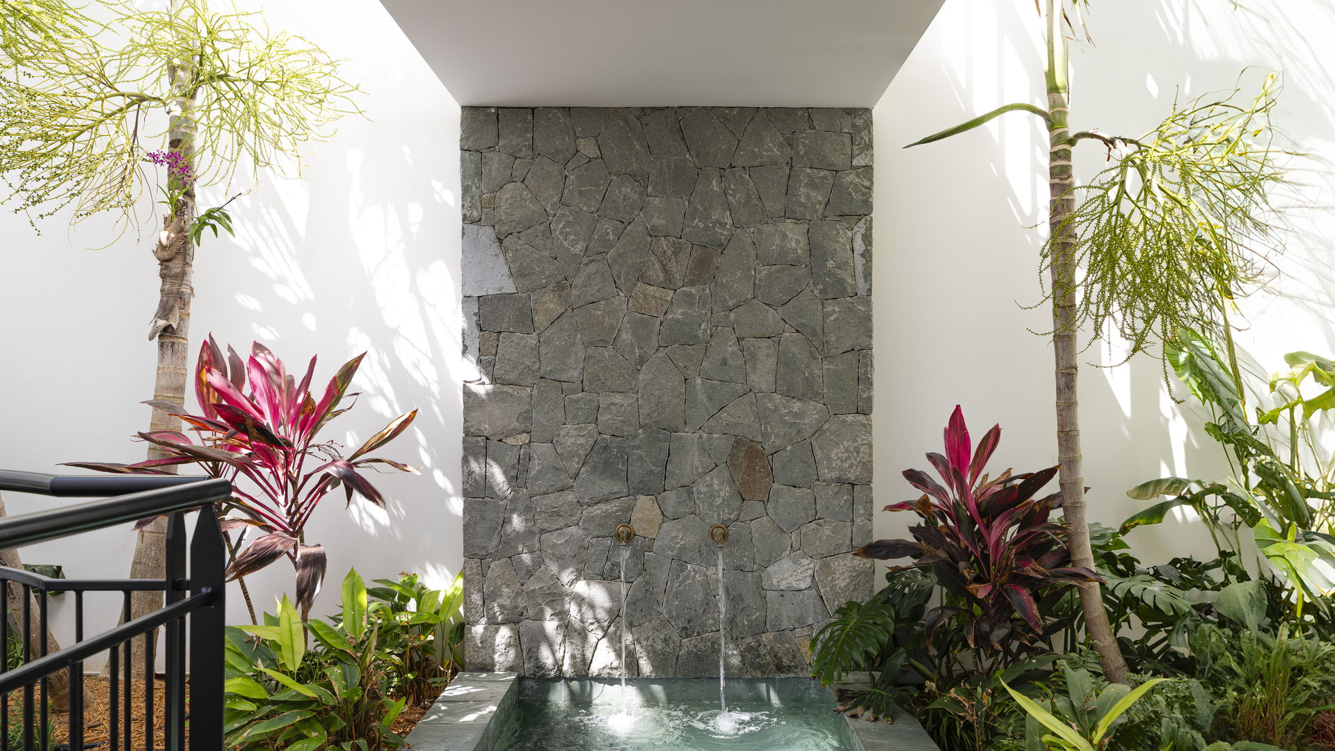 OUTDOOR LOUNGE AREA