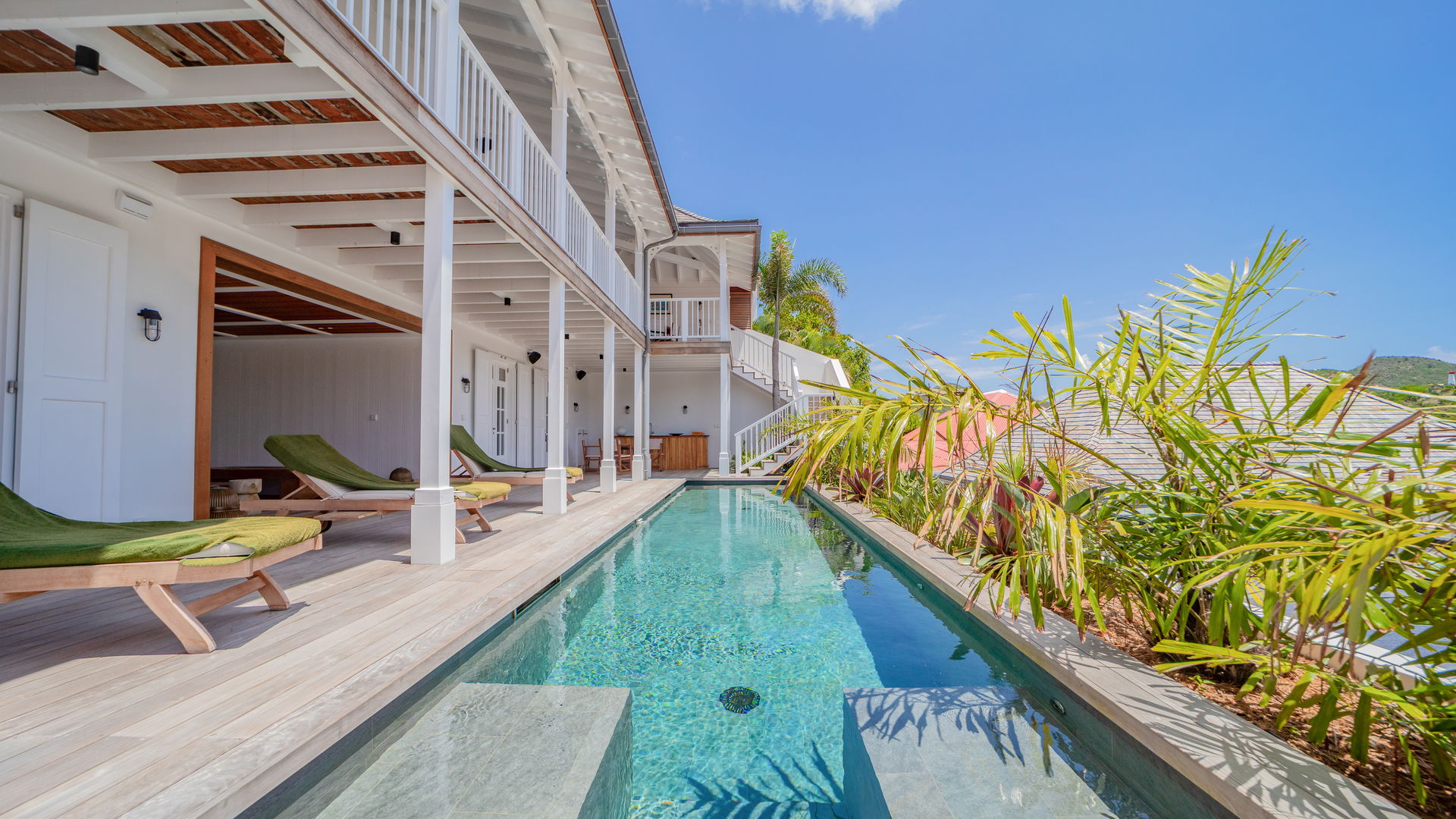POOL & TERRACE