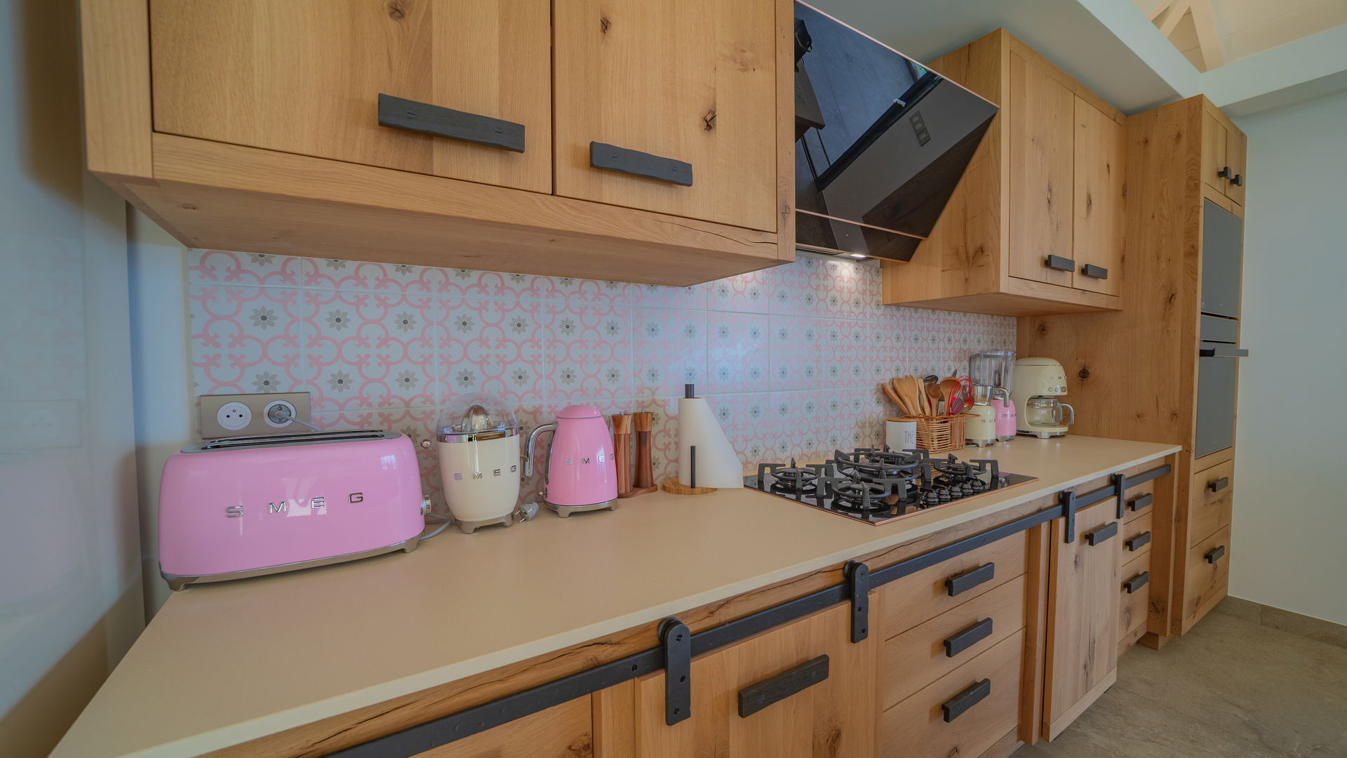 KITCHEN & DINING AREA