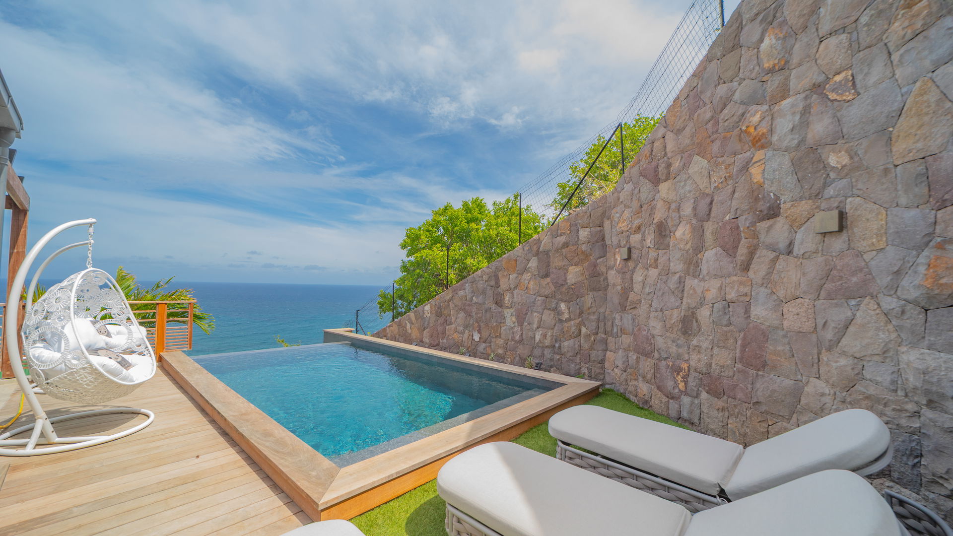 POOL & TERRACE
