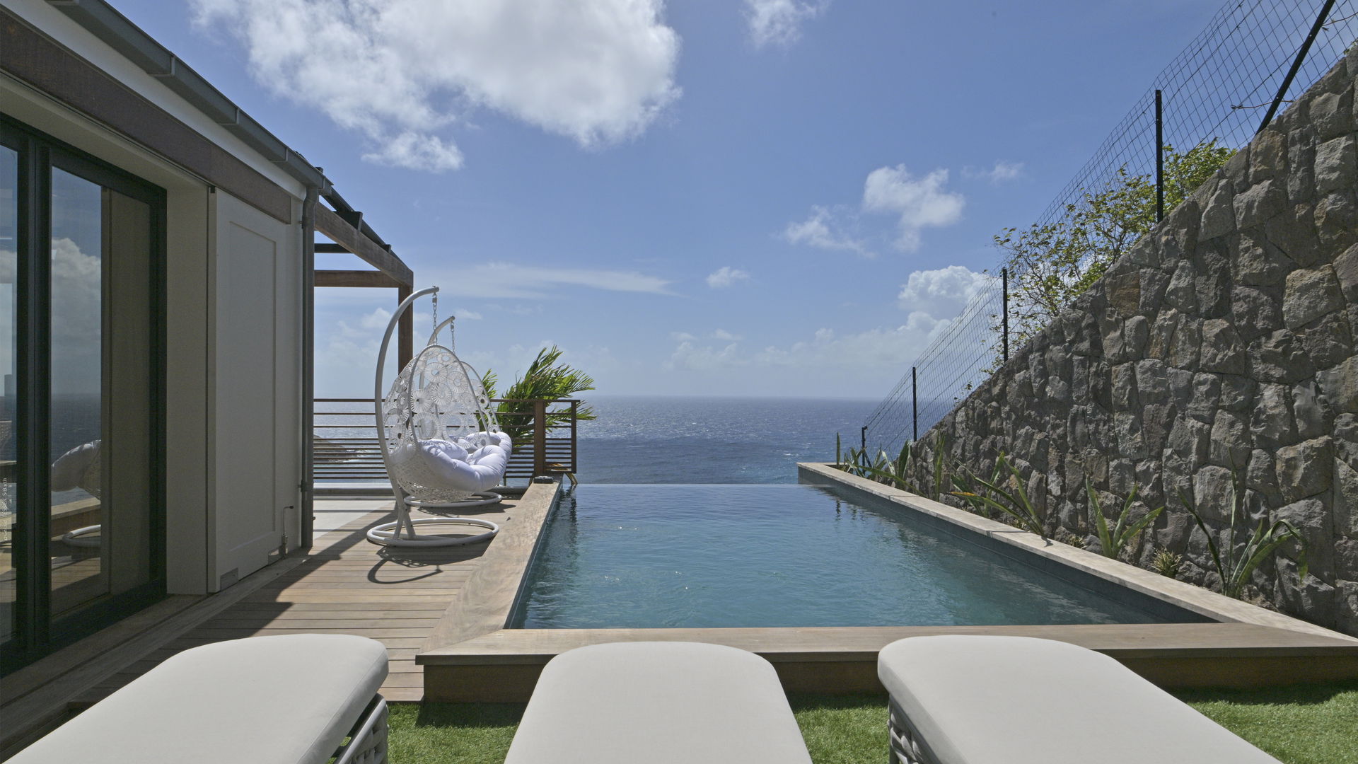 POOL & TERRACE
