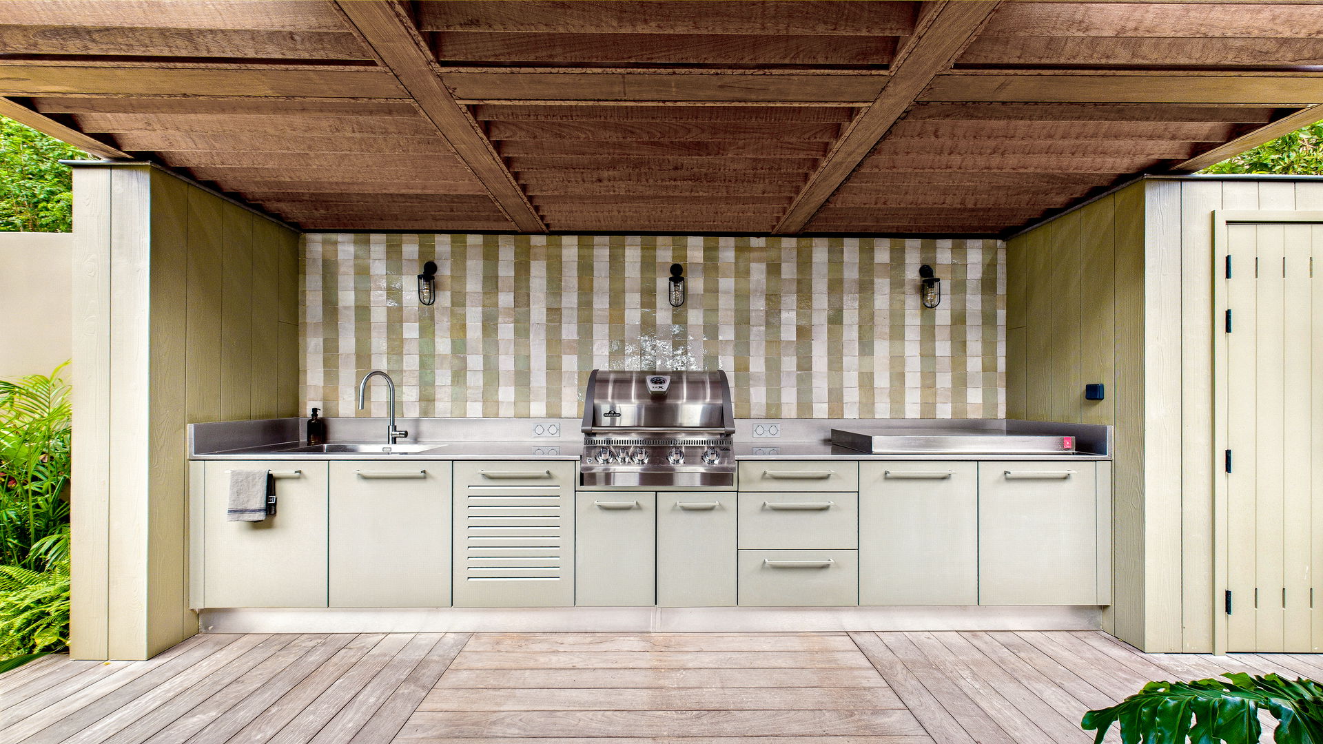 KITCHEN & DINING AREA