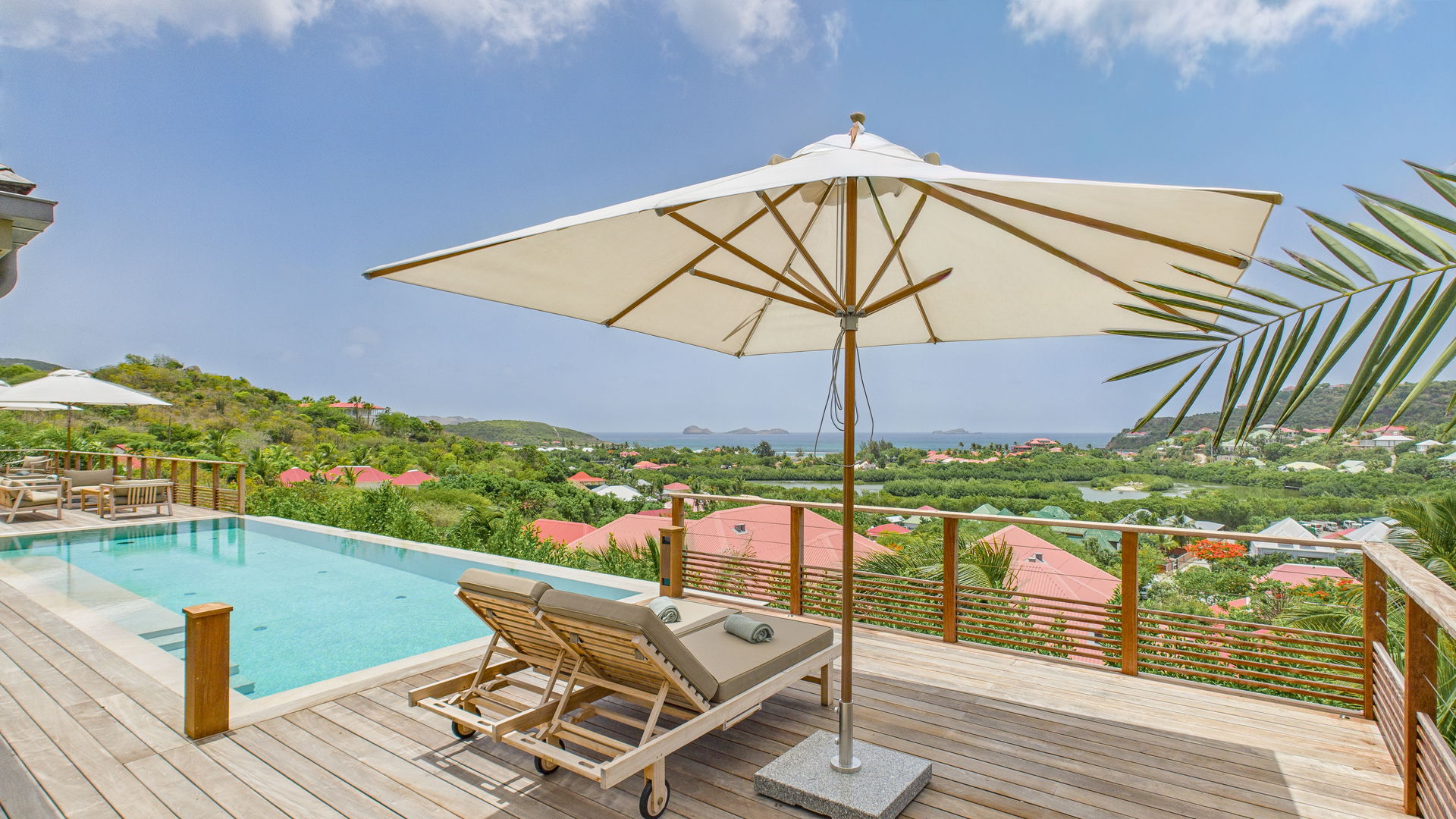 POOL & TERRACE