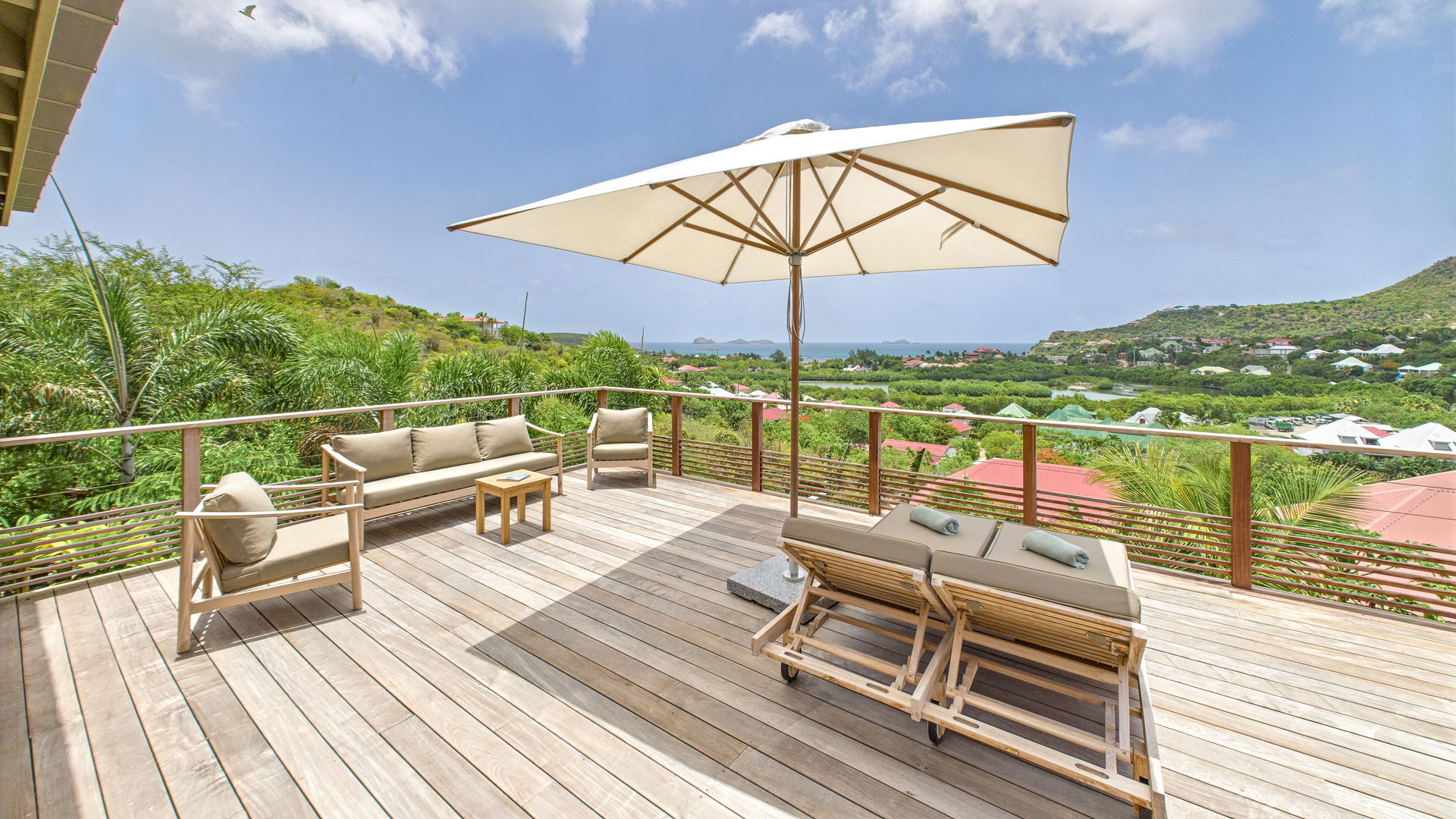 POOL & TERRACE