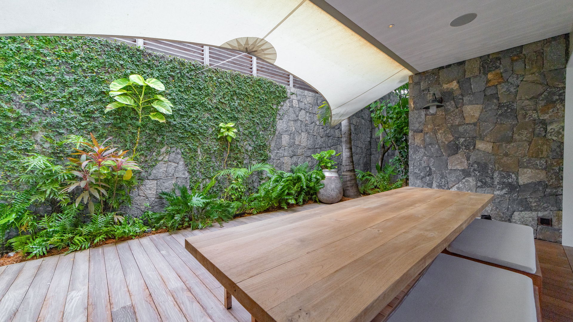 KITCHEN & DINING AREA