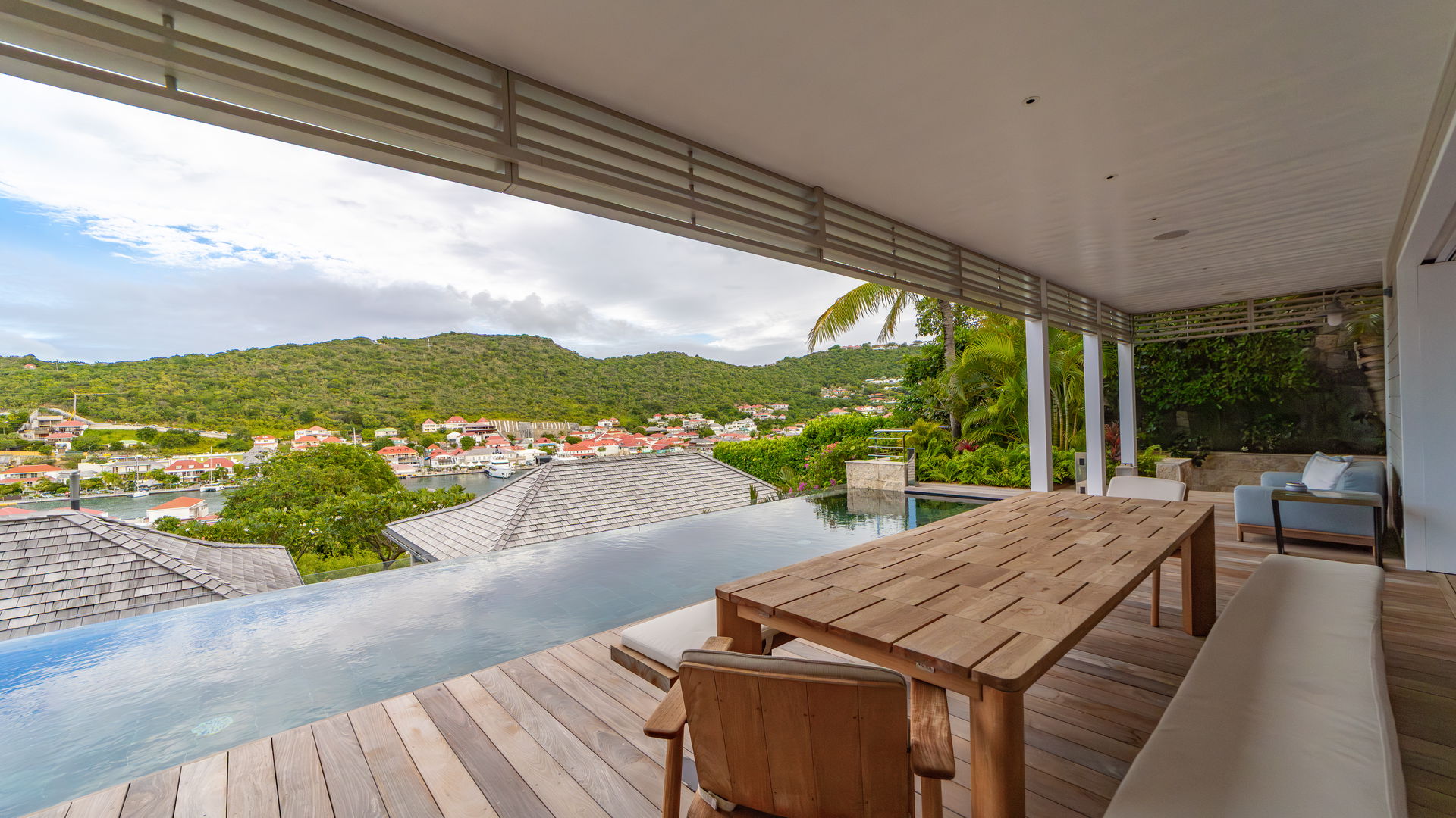 KITCHEN & DINING AREA